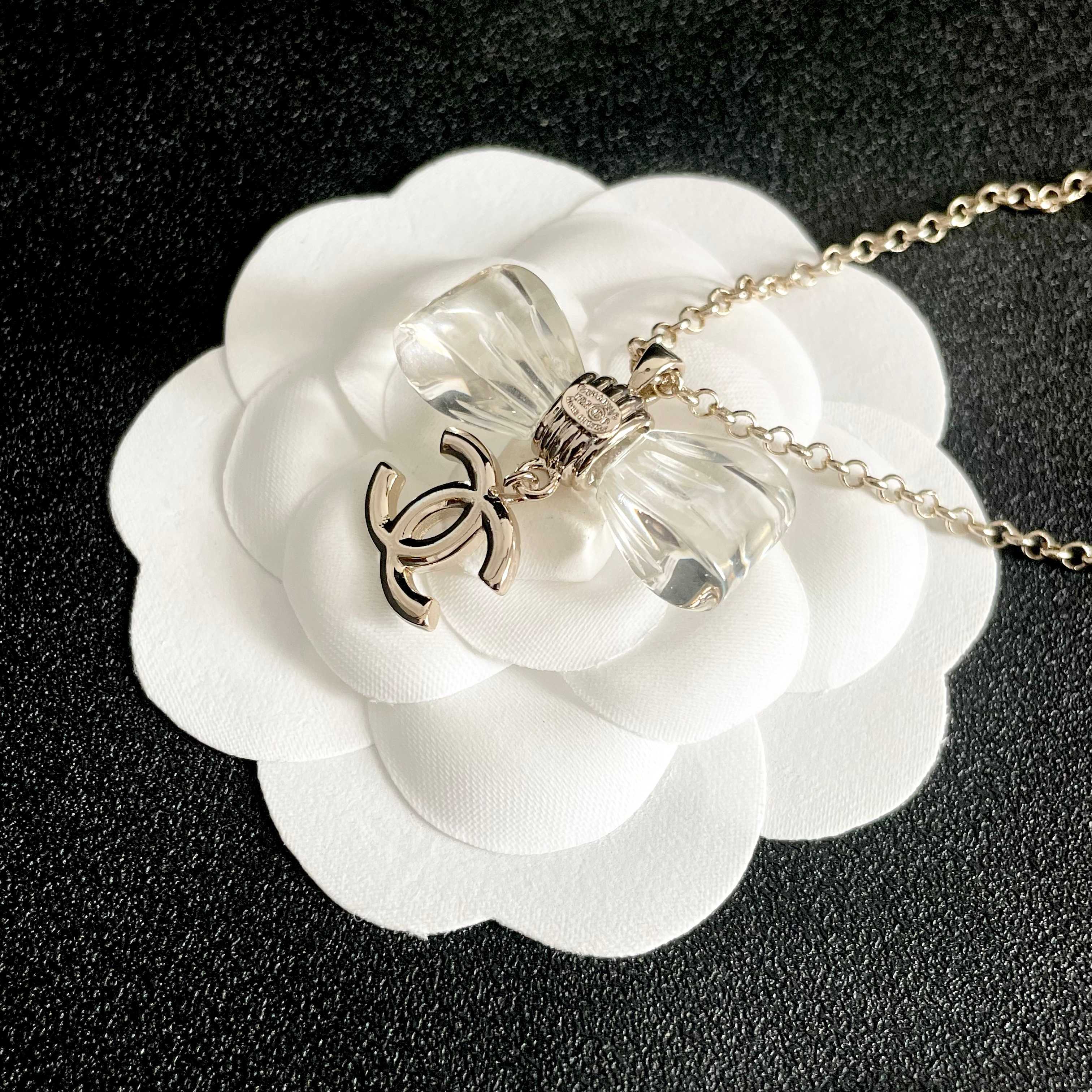CHANEL 26S DOUBLE C LOGO CLEAR BOW PENDANT NECKLACE IN GOLD METAL 629174