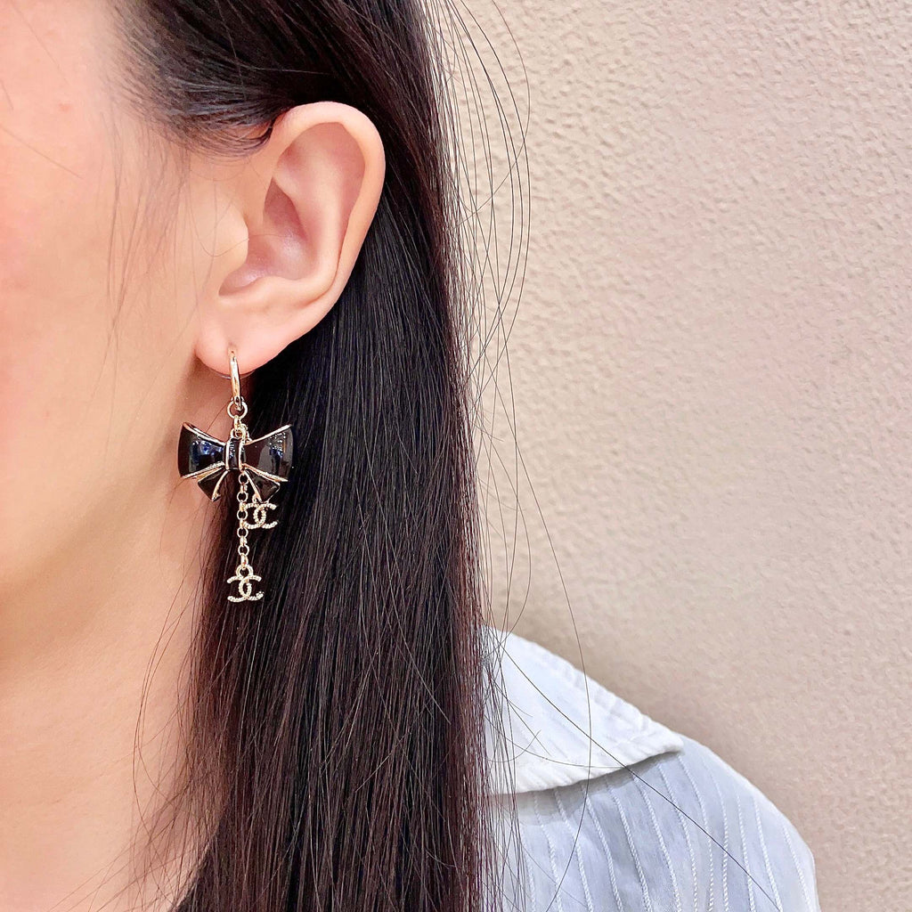 CHANEL 26S DOUBLE C LOGO BLACK ENAMEL BOW DANGLE EARRINGS WITH CHAIN CHARMS IN GOLD METAL 629178