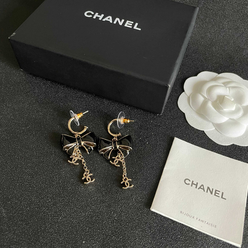 CHANEL 26S DOUBLE C LOGO BLACK ENAMEL BOW DANGLE EARRINGS WITH CHAIN CHARMS IN GOLD METAL 629178