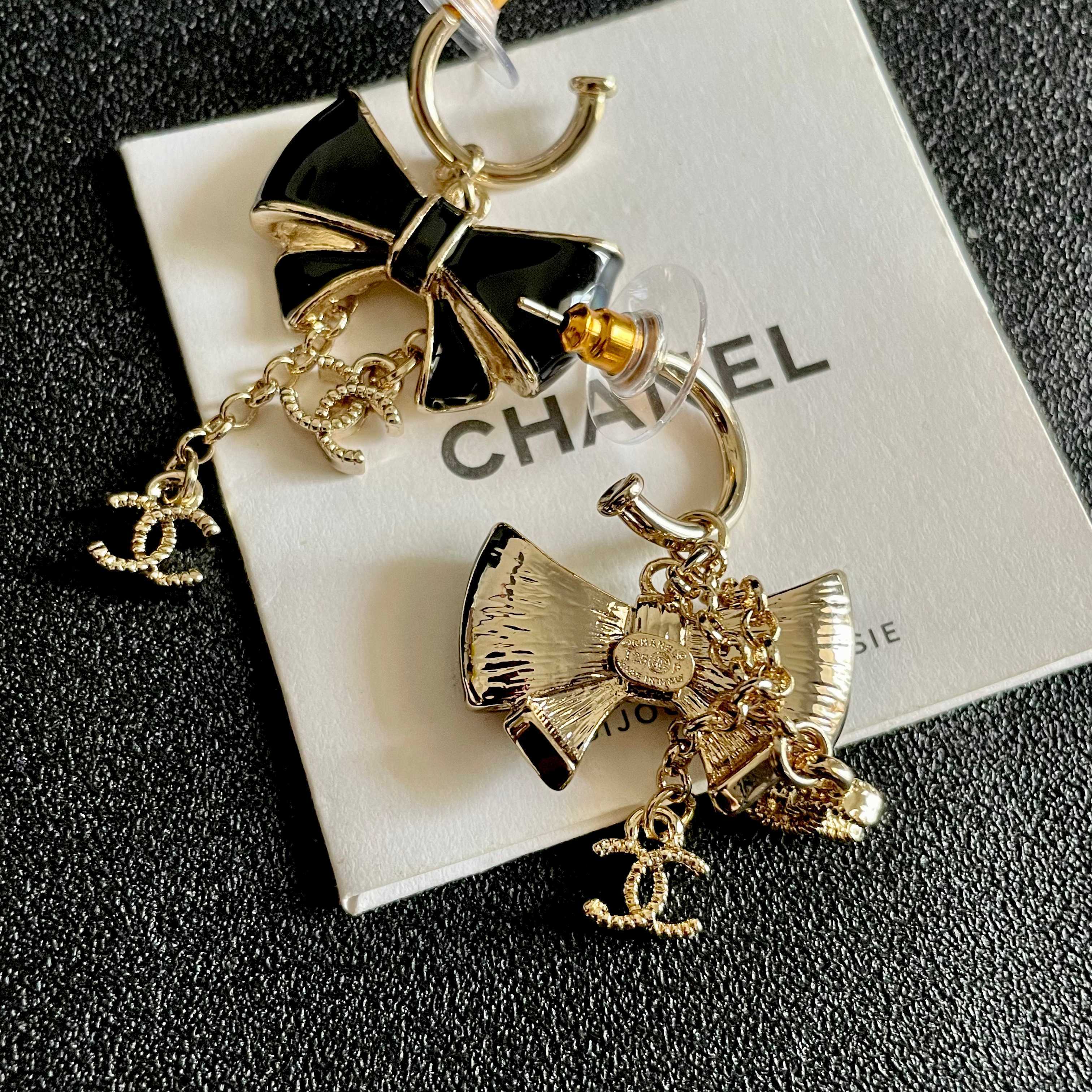 CHANEL 26S DOUBLE C LOGO BLACK ENAMEL BOW DANGLE EARRINGS WITH CHAIN CHARMS IN GOLD METAL 629178
