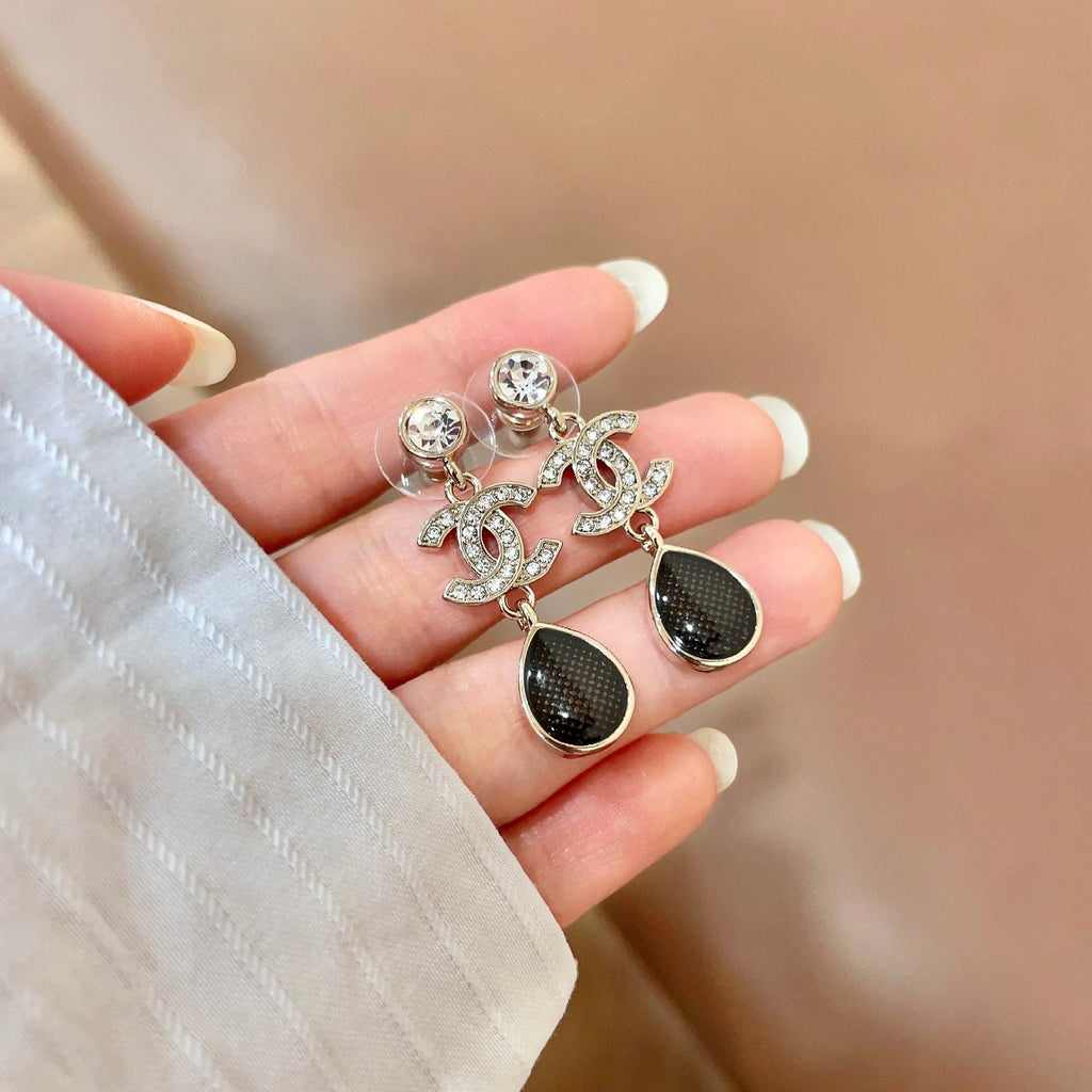 CHANEL 26S DOUBLE C LOGO CRYSTAL & BROWWN TEARDROP DANGLE EARRINGS IN GOLD METAL 629180