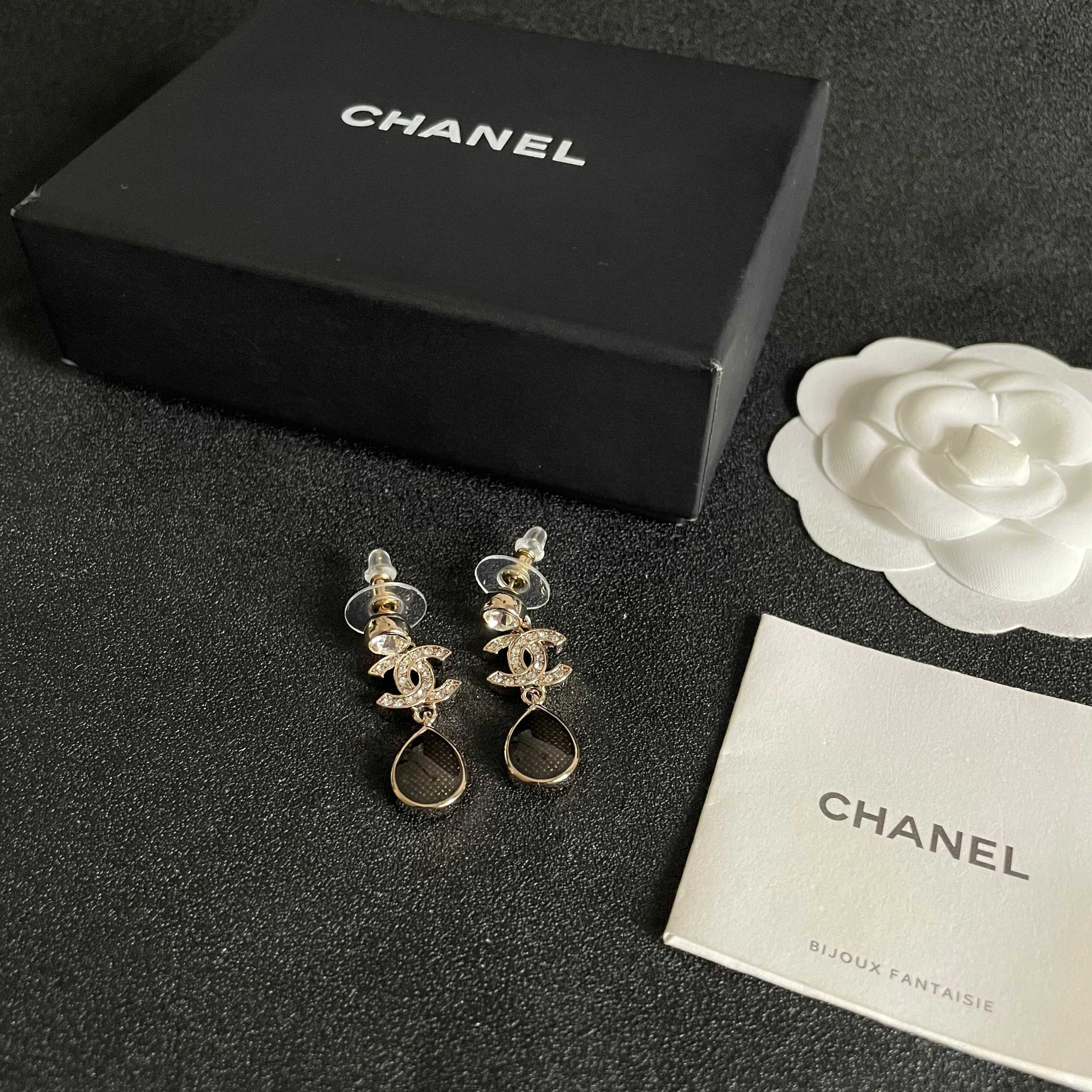 CHANEL 26S DOUBLE C LOGO CRYSTAL & BROWWN TEARDROP DANGLE EARRINGS IN GOLD METAL 629180