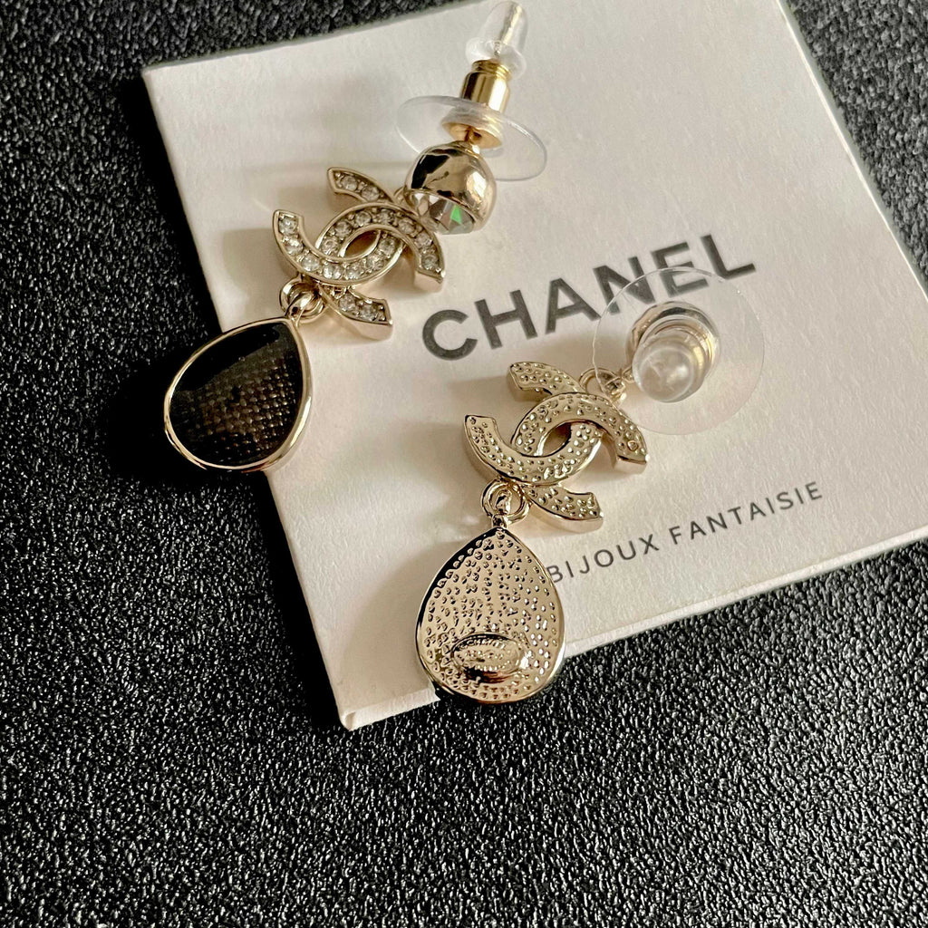 CHANEL 26S DOUBLE C LOGO CRYSTAL & BROWWN TEARDROP DANGLE EARRINGS IN GOLD METAL 629180