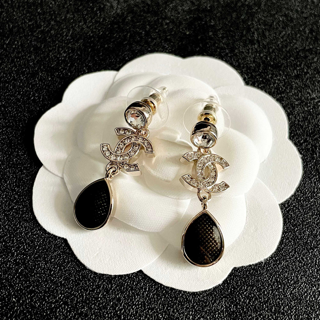 CHANEL 26S DOUBLE C LOGO CRYSTAL & BROWWN TEARDROP DANGLE EARRINGS IN GOLD METAL 629180
