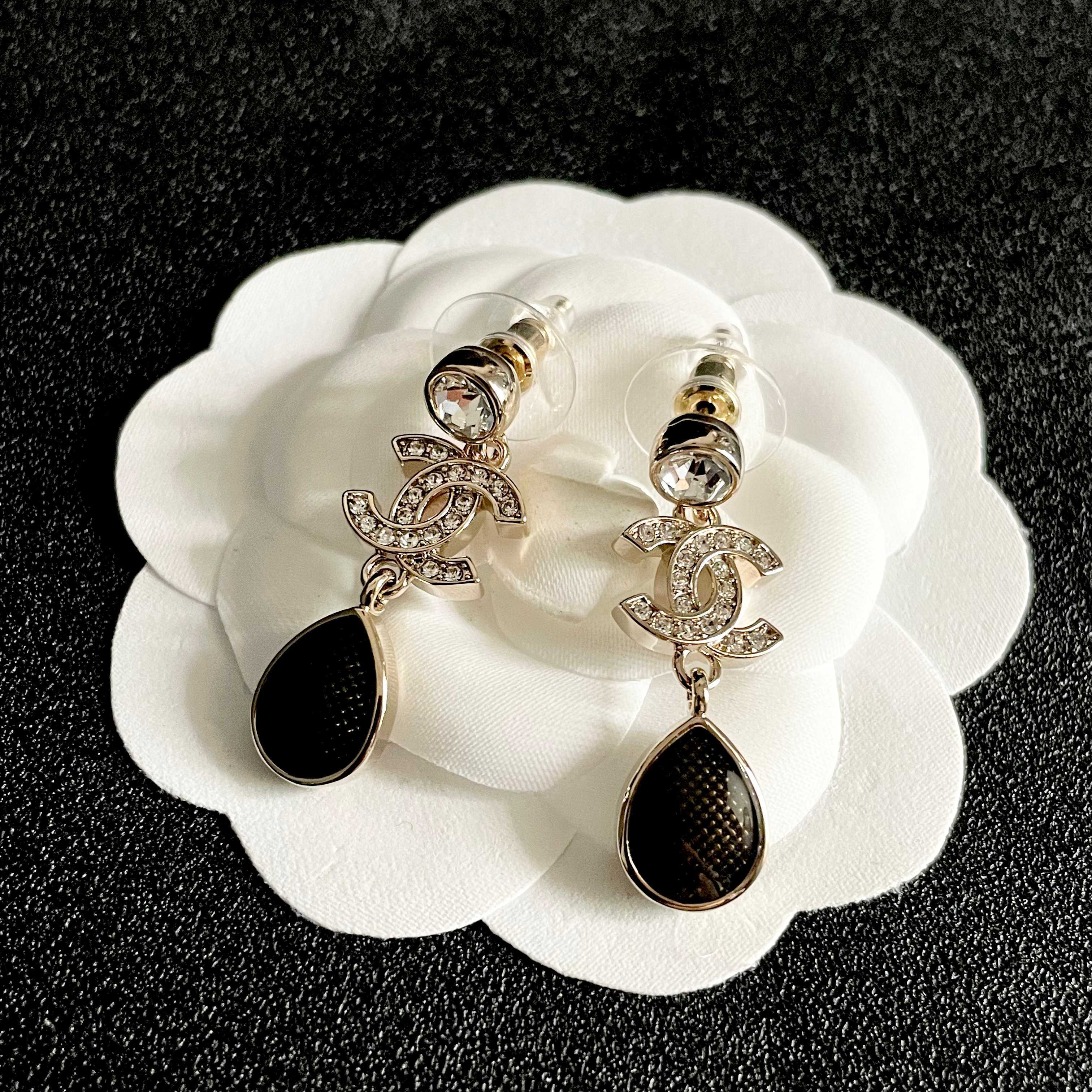 CHANEL 26S DOUBLE C LOGO CRYSTAL & BROWWN TEARDROP DANGLE EARRINGS IN GOLD METAL 629180