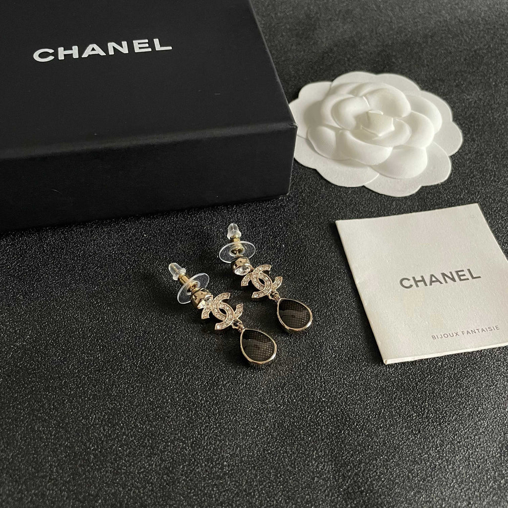 CHANEL 26S DOUBLE C LOGO CRYSTAL & BROWWN TEARDROP DANGLE EARRINGS IN GOLD METAL 629180
