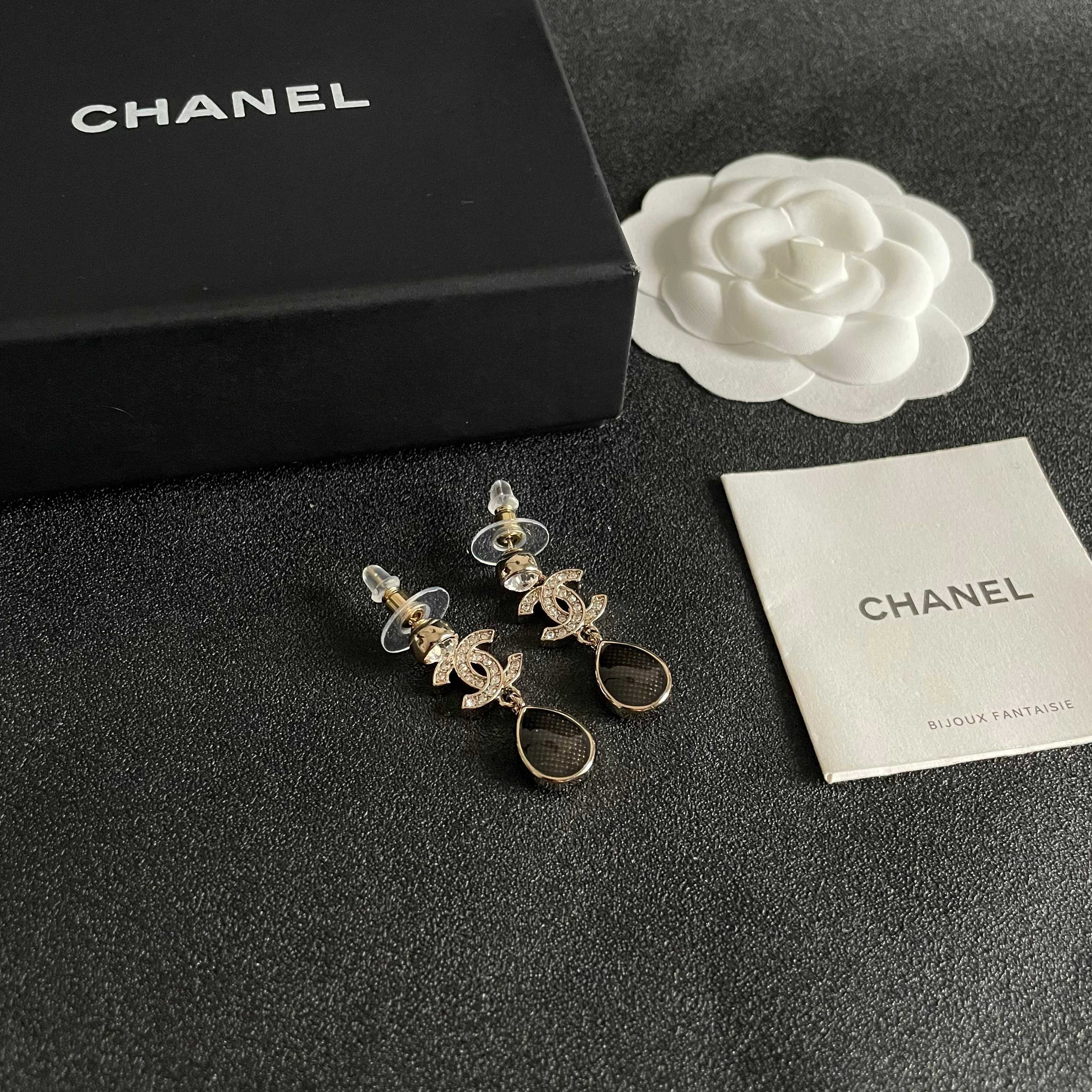 CHANEL 26S DOUBLE C LOGO CRYSTAL & BROWWN TEARDROP DANGLE EARRINGS IN GOLD METAL 629180