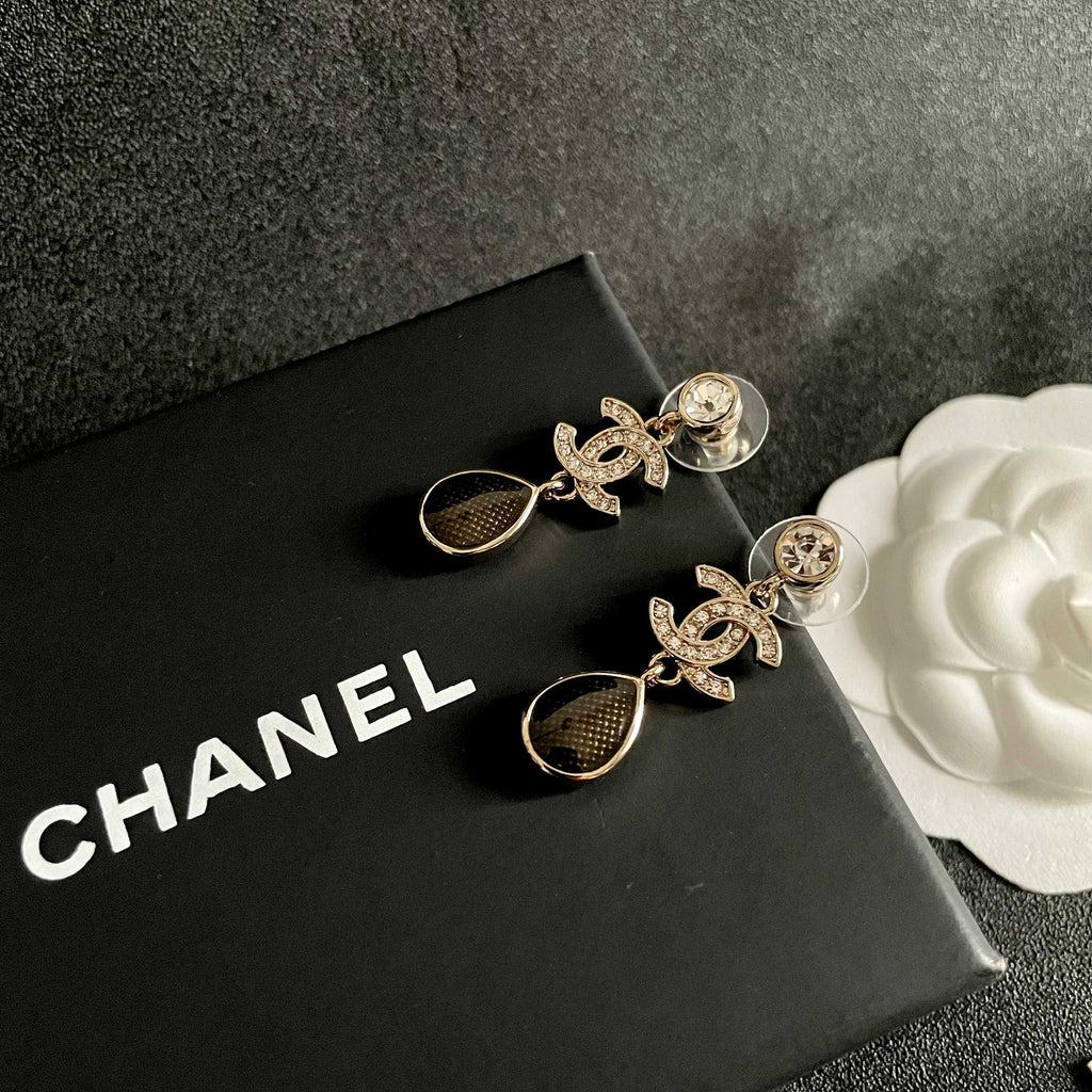 CHANEL 26S DOUBLE C LOGO CRYSTAL & BROWWN TEARDROP DANGLE EARRINGS IN GOLD METAL 629180