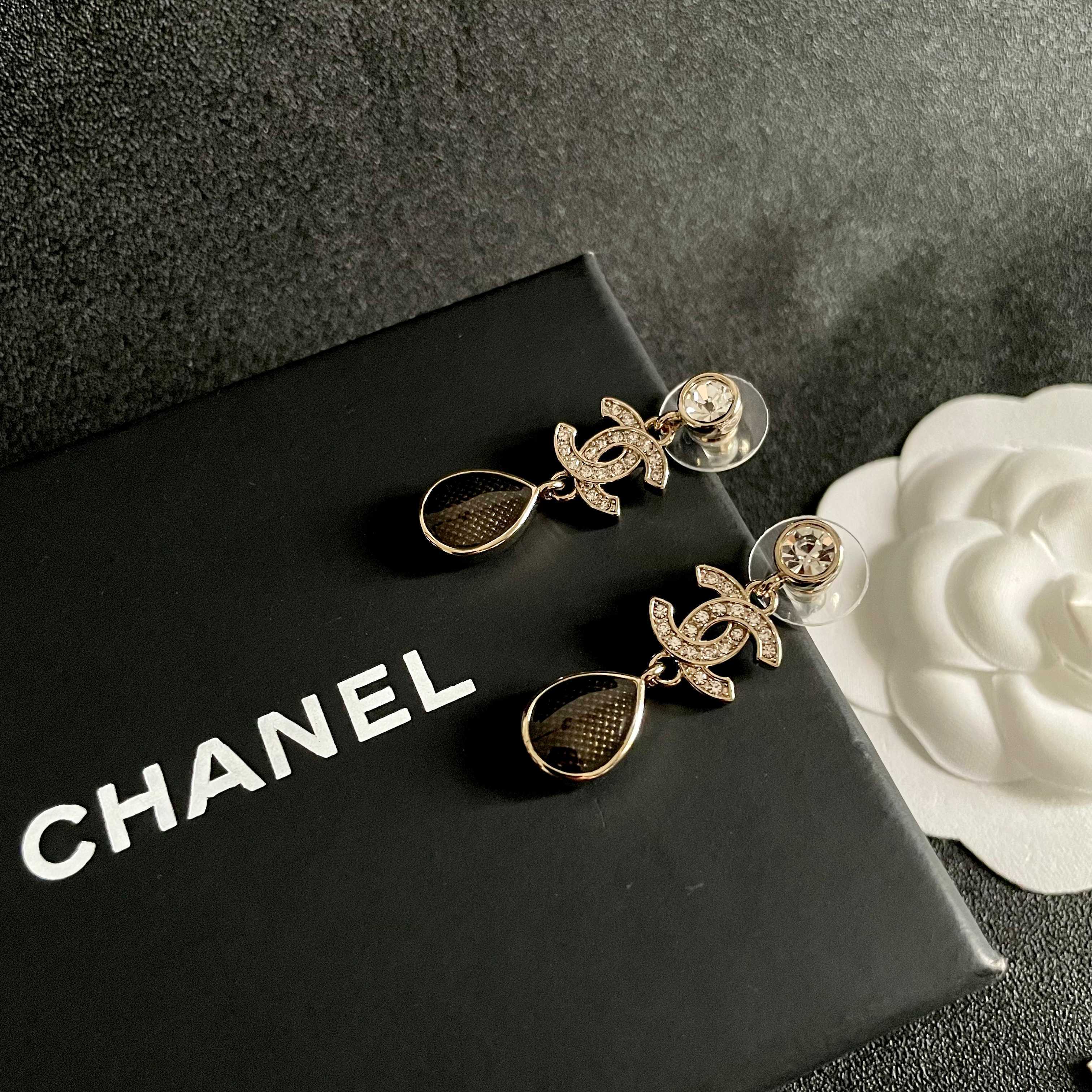 CHANEL 26S DOUBLE C LOGO CRYSTAL & BROWWN TEARDROP DANGLE EARRINGS IN GOLD METAL 629180