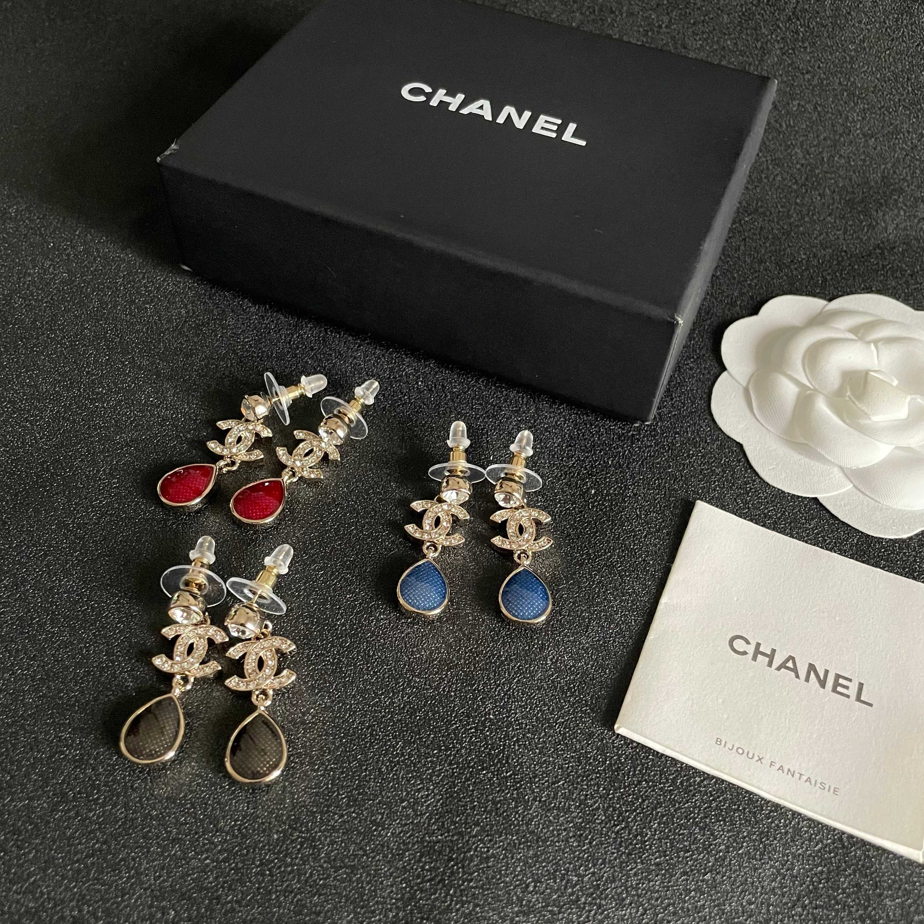 CHANEL 26S DOUBLE C LOGO CRYSTAL & BROWWN TEARDROP DANGLE EARRINGS IN GOLD METAL 629180