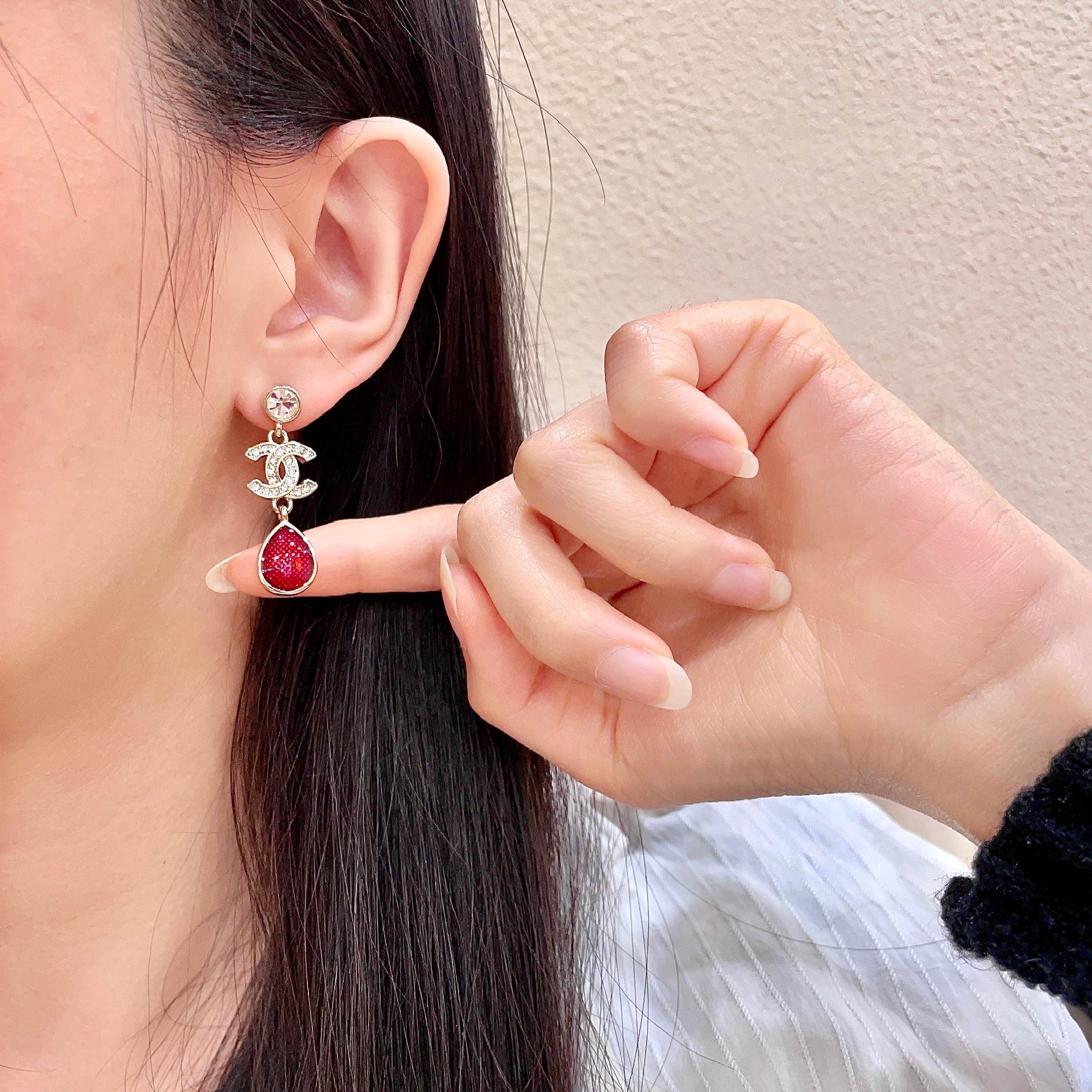 CHANEL 26S DOUBLE C LOGO CRYSTAL & RED TEARDROP DANGLE EARRINGS IN GOLD METAL 629181