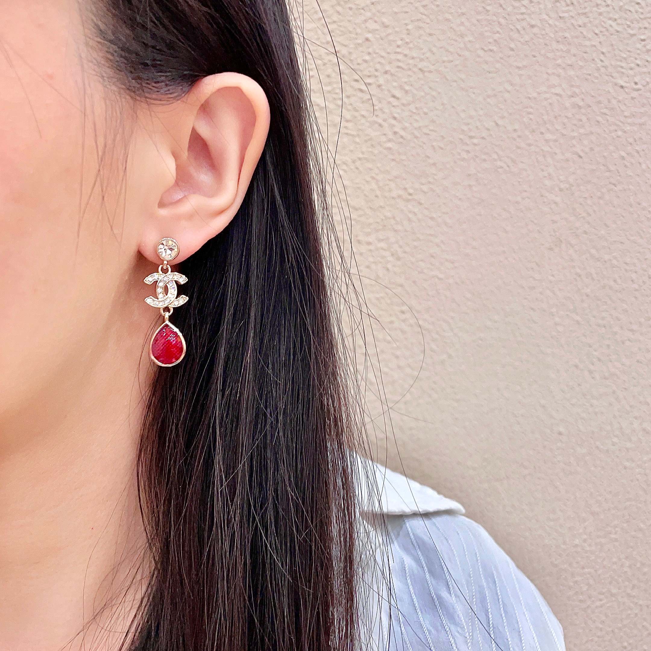 CHANEL 26S DOUBLE C LOGO CRYSTAL & RED TEARDROP DANGLE EARRINGS IN GOLD METAL 629181