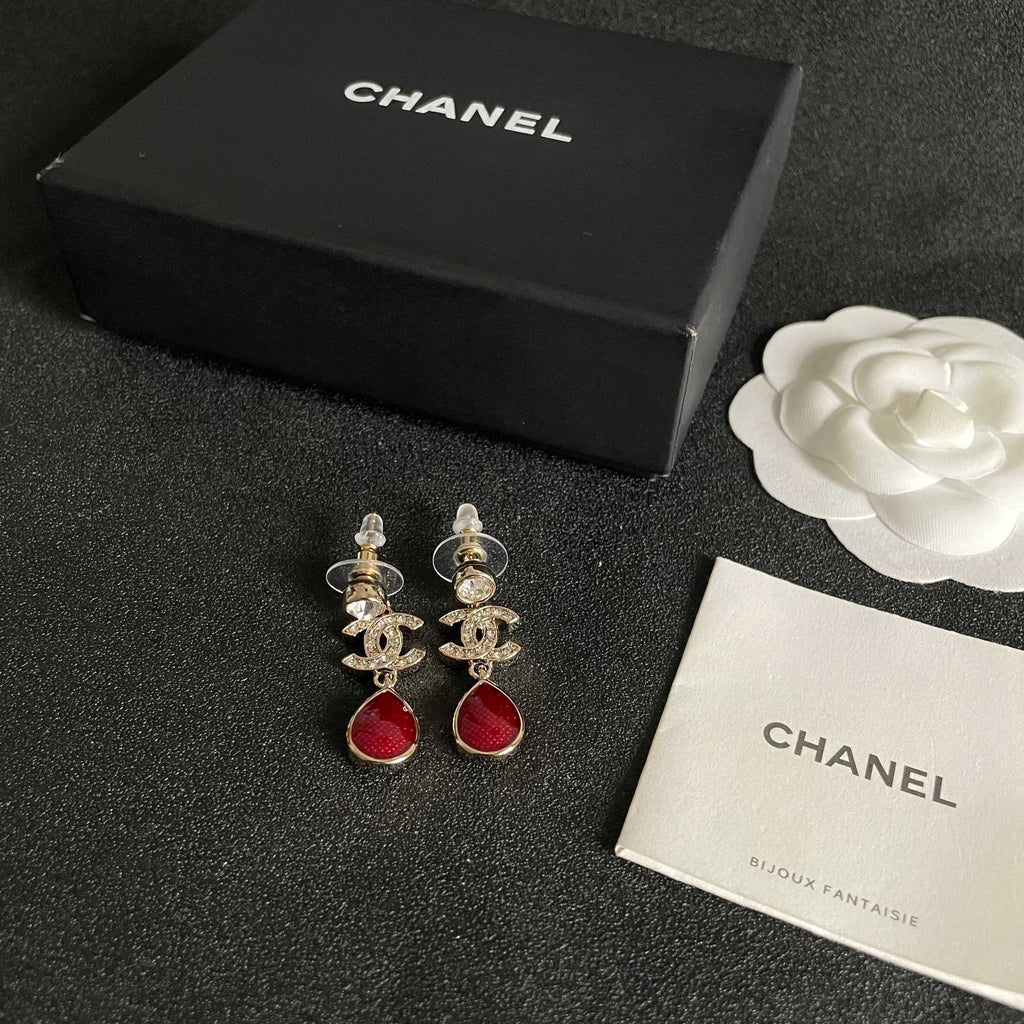 CHANEL 26S DOUBLE C LOGO CRYSTAL & RED TEARDROP DANGLE EARRINGS IN GOLD METAL 629181
