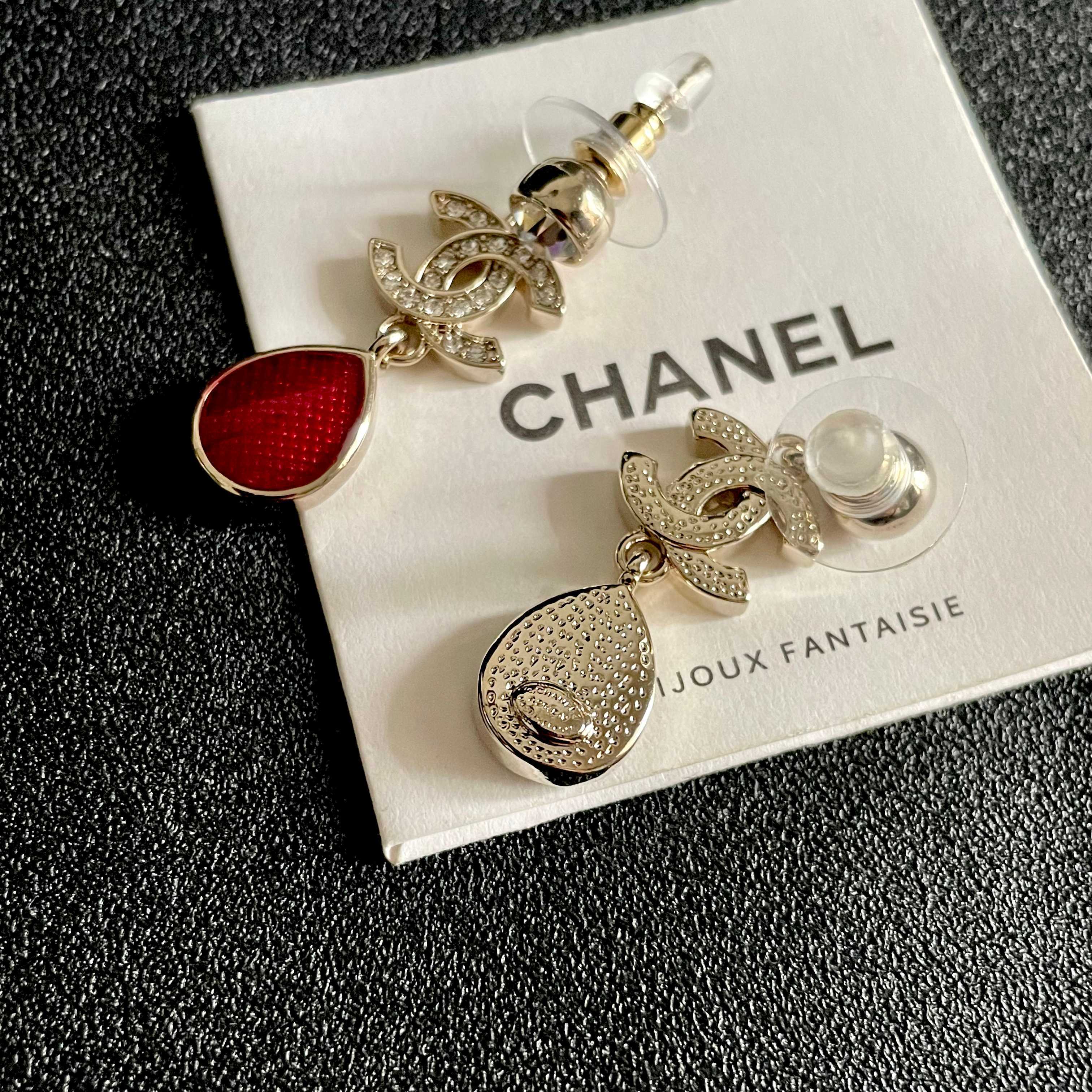 CHANEL 26S DOUBLE C LOGO CRYSTAL & RED TEARDROP DANGLE EARRINGS IN GOLD METAL 629181