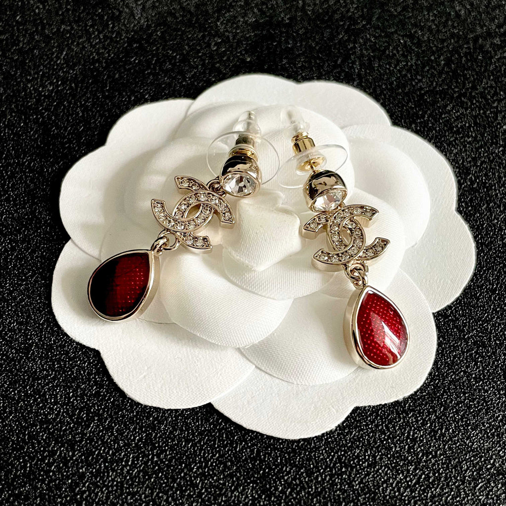 CHANEL 26S DOUBLE C LOGO CRYSTAL & RED TEARDROP DANGLE EARRINGS IN GOLD METAL 629181