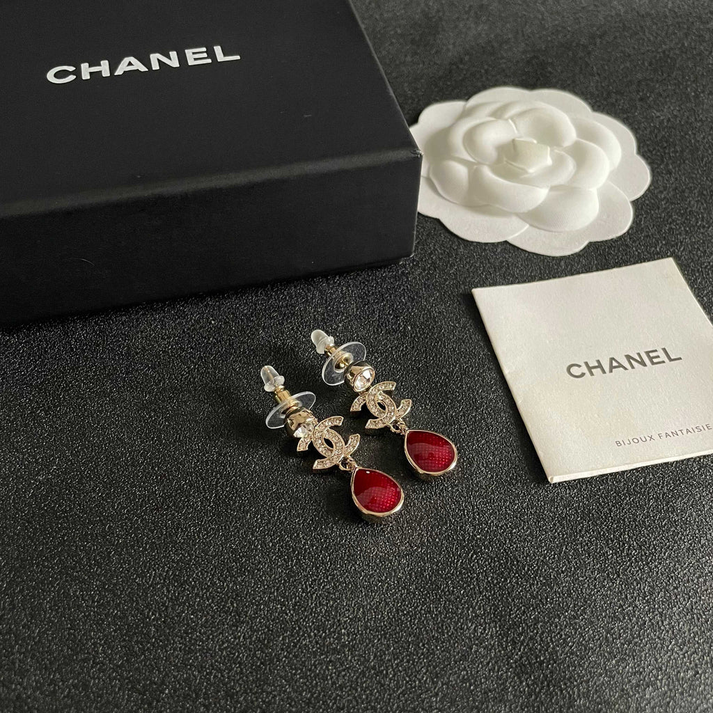 CHANEL 26S DOUBLE C LOGO CRYSTAL & RED TEARDROP DANGLE EARRINGS IN GOLD METAL 629181