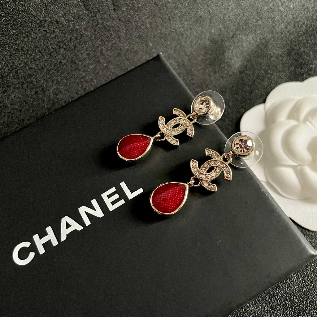 CHANEL 26S DOUBLE C LOGO CRYSTAL & RED TEARDROP DANGLE EARRINGS IN GOLD METAL 629181