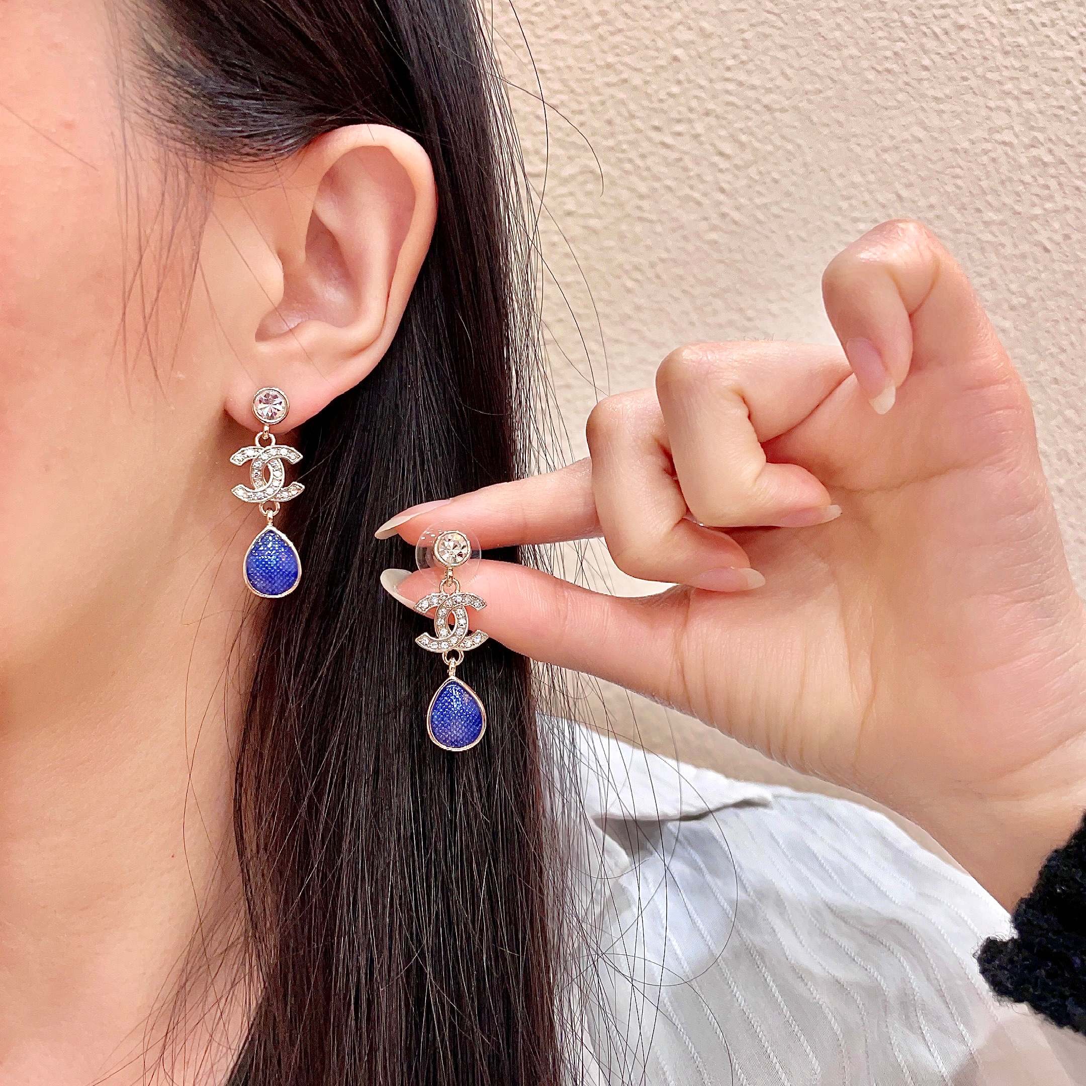 CHANEL 26S DOUBLE C CRYSTAL LOGO BLUE TEXTURED TEARDROP DANGLE EARRINGS IN GOLD METAL 629183