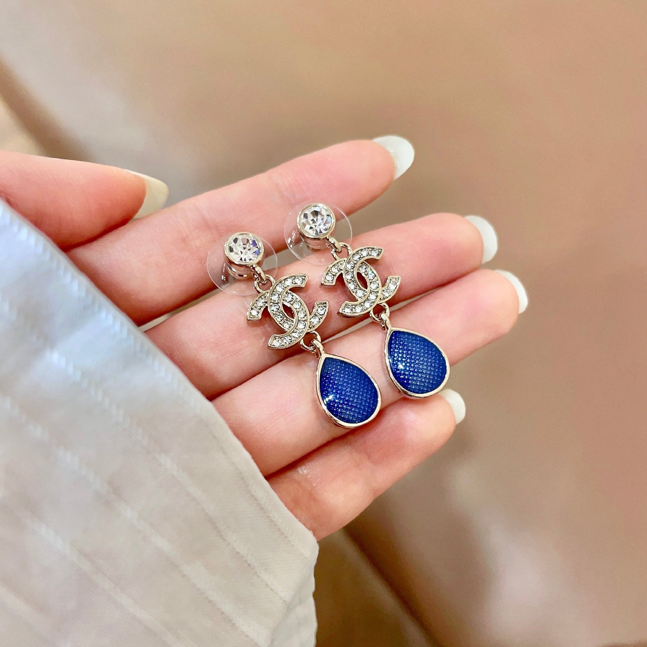CHANEL 26S DOUBLE C CRYSTAL LOGO BLUE TEXTURED TEARDROP DANGLE EARRINGS IN GOLD METAL 629183