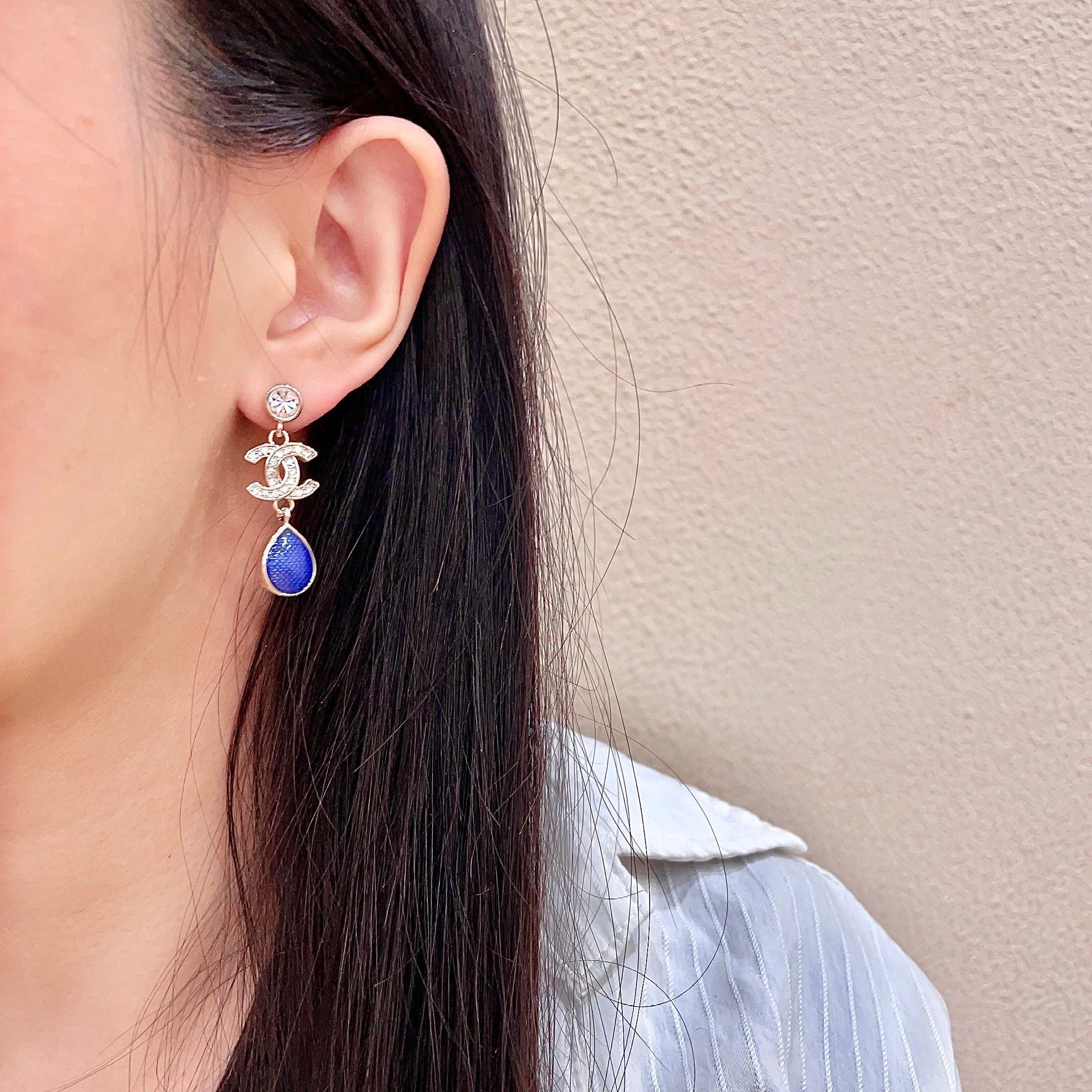 CHANEL 26S DOUBLE C CRYSTAL LOGO BLUE TEXTURED TEARDROP DANGLE EARRINGS IN GOLD METAL 629183