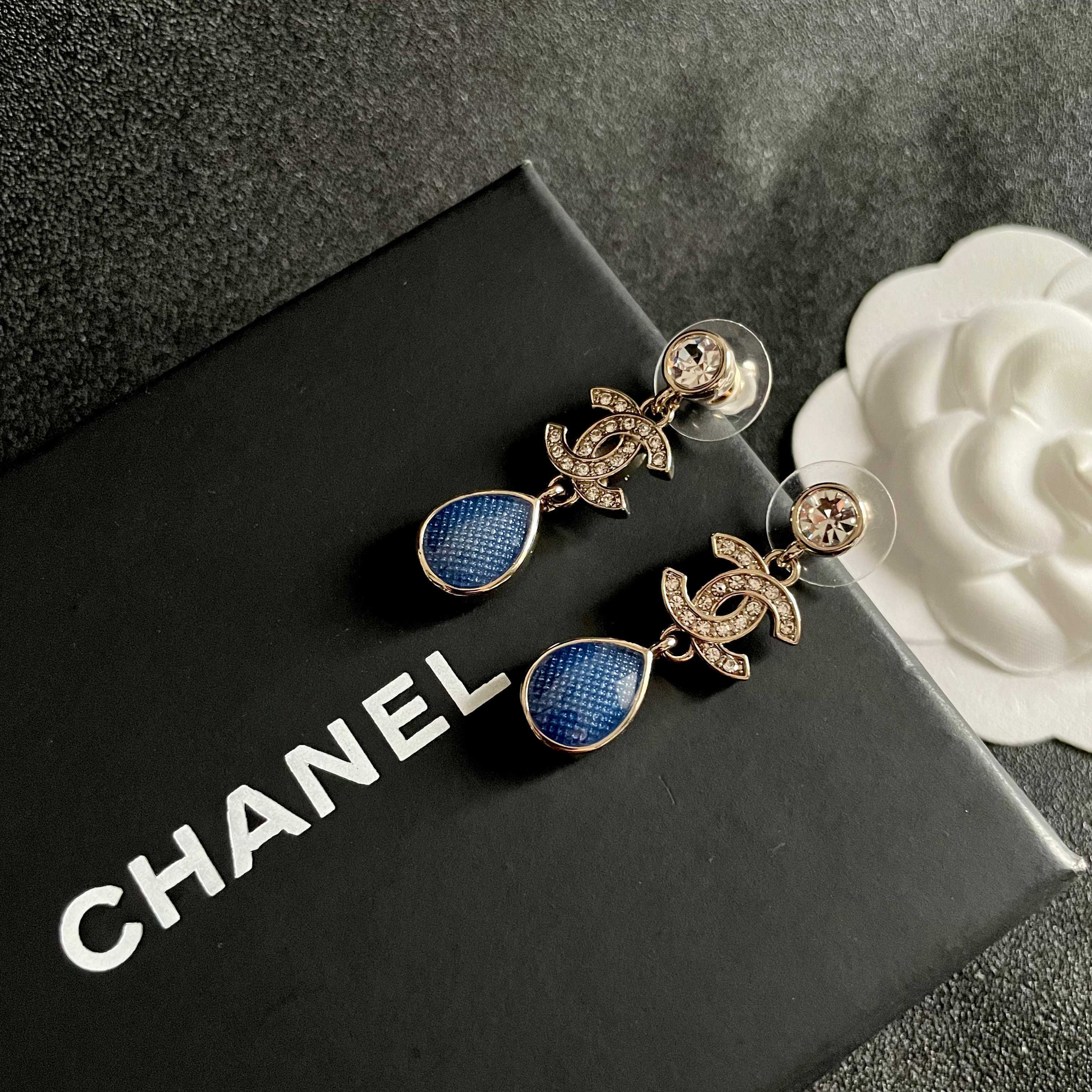 CHANEL 26S DOUBLE C CRYSTAL LOGO BLUE TEXTURED TEARDROP DANGLE EARRINGS IN GOLD METAL 629183