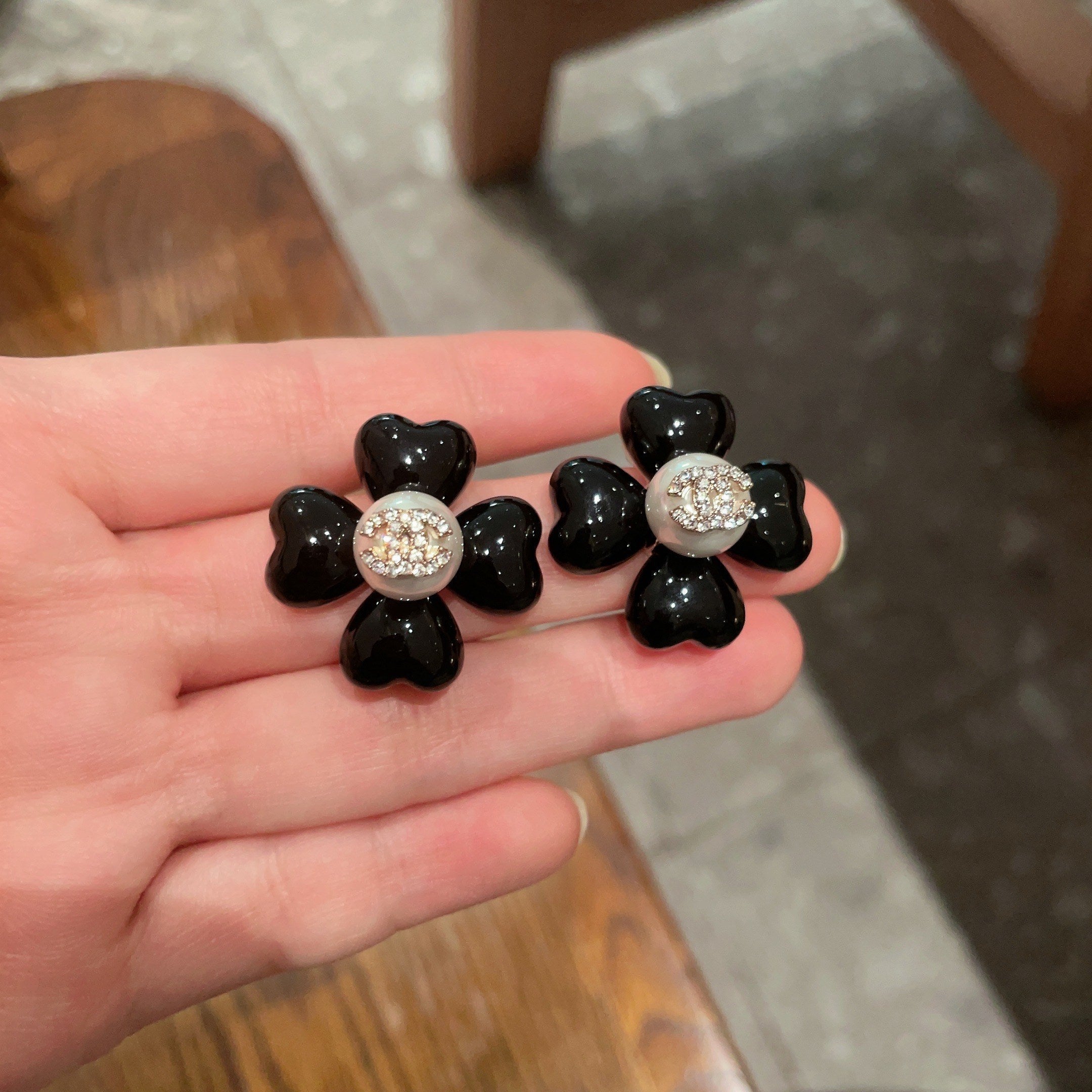 CHANEL 26S DOUBLE C CRYSTAL LOGO BLACK ENAMEL FLOWER STUD EARRINGS IN GOLD METAL 629184