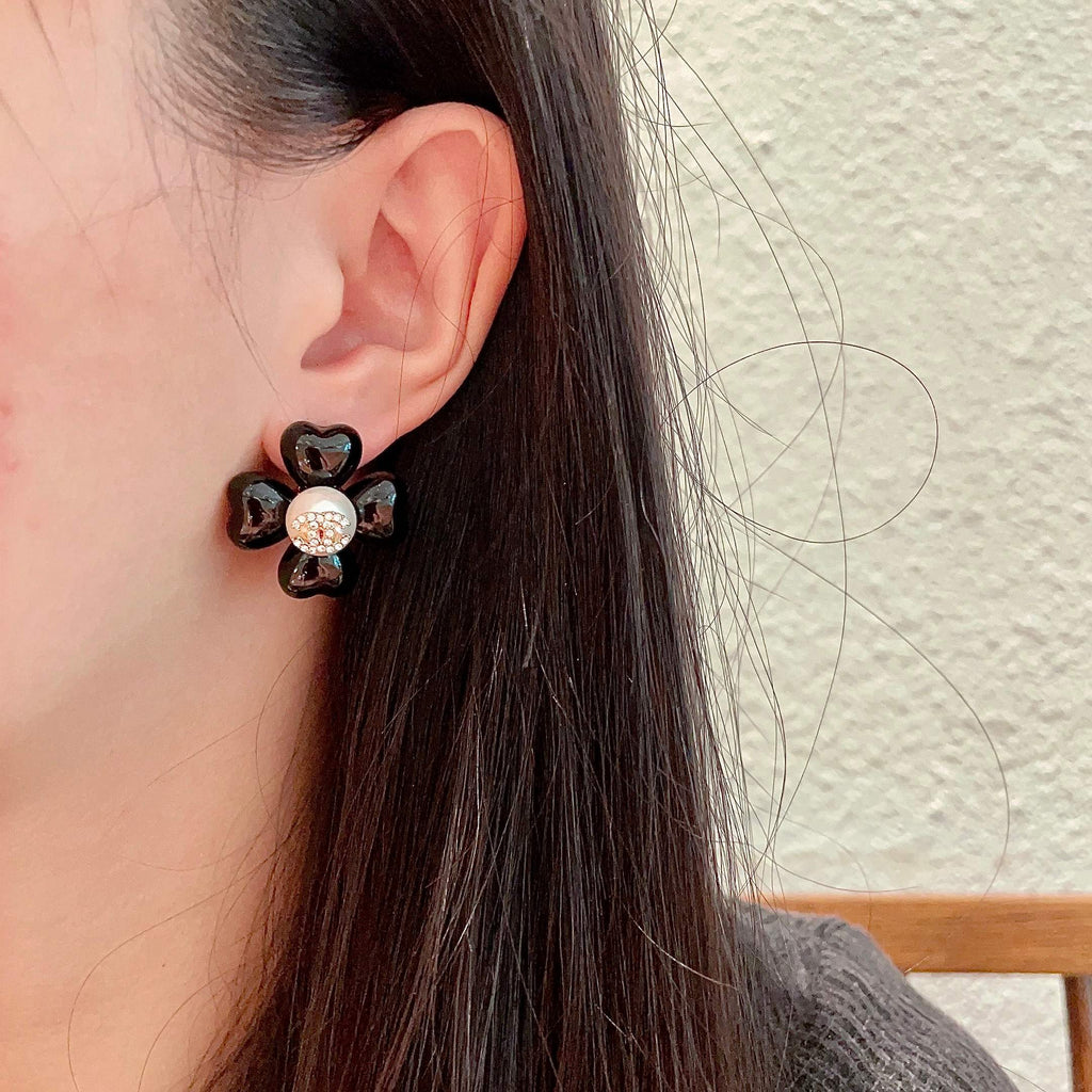 CHANEL 26S DOUBLE C CRYSTAL LOGO BLACK ENAMEL FLOWER STUD EARRINGS IN GOLD METAL 629184