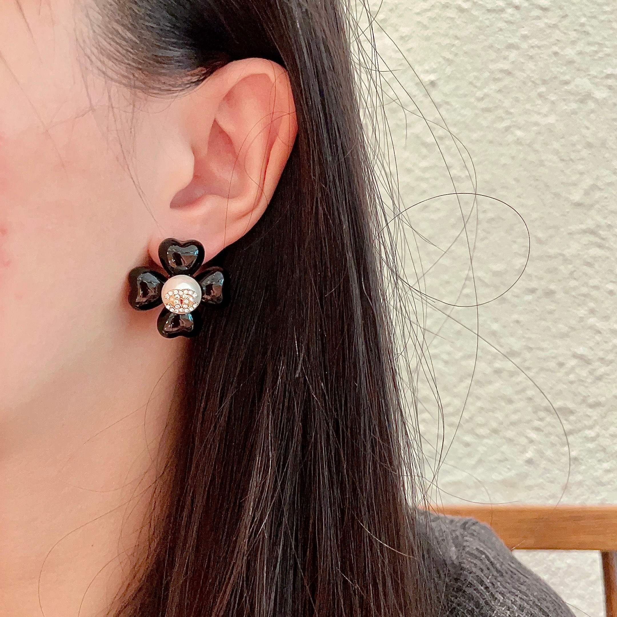 CHANEL 26S DOUBLE C CRYSTAL LOGO BLACK ENAMEL FLOWER STUD EARRINGS IN GOLD METAL 629184