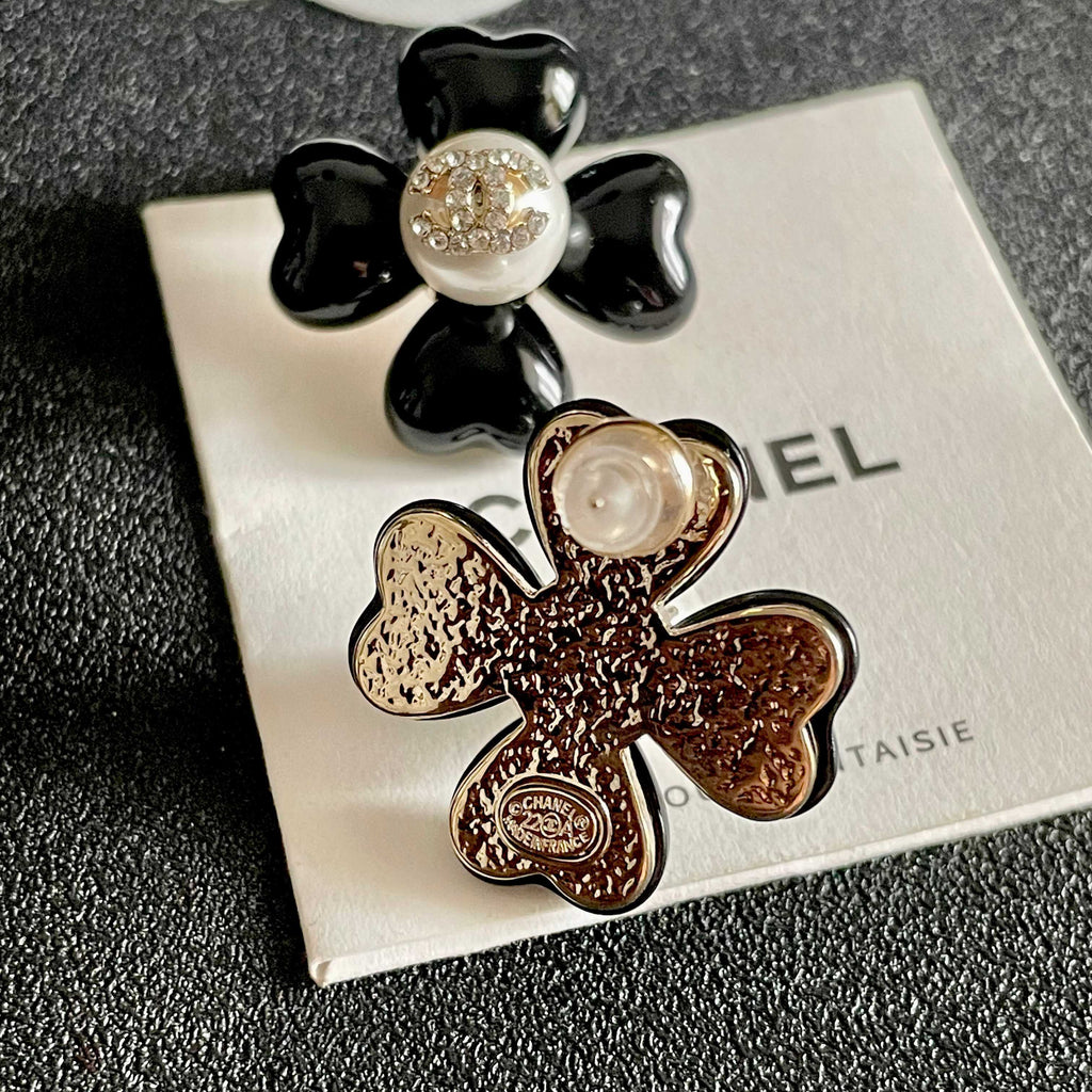 CHANEL 26S DOUBLE C CRYSTAL LOGO BLACK ENAMEL FLOWER STUD EARRINGS IN GOLD METAL 629184