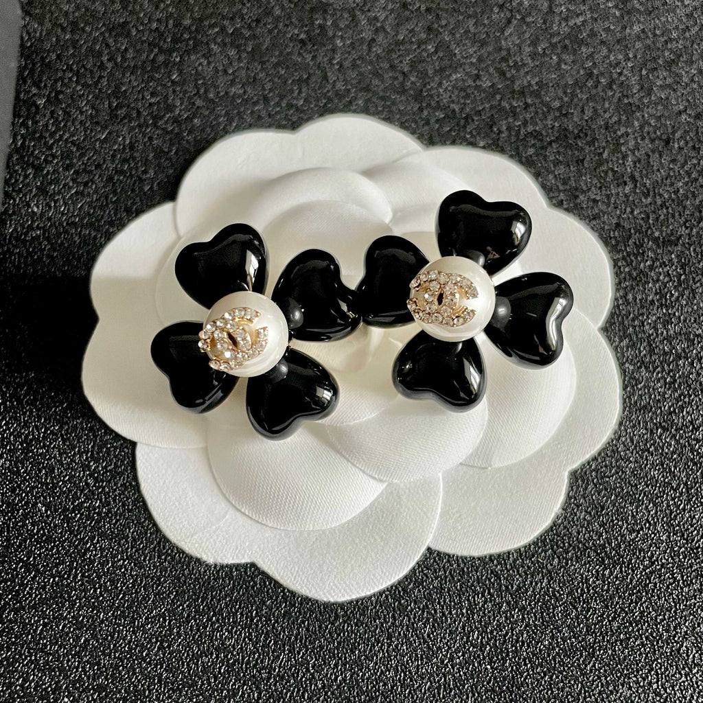 CHANEL 26S DOUBLE C CRYSTAL LOGO BLACK ENAMEL FLOWER STUD EARRINGS IN GOLD METAL 629184