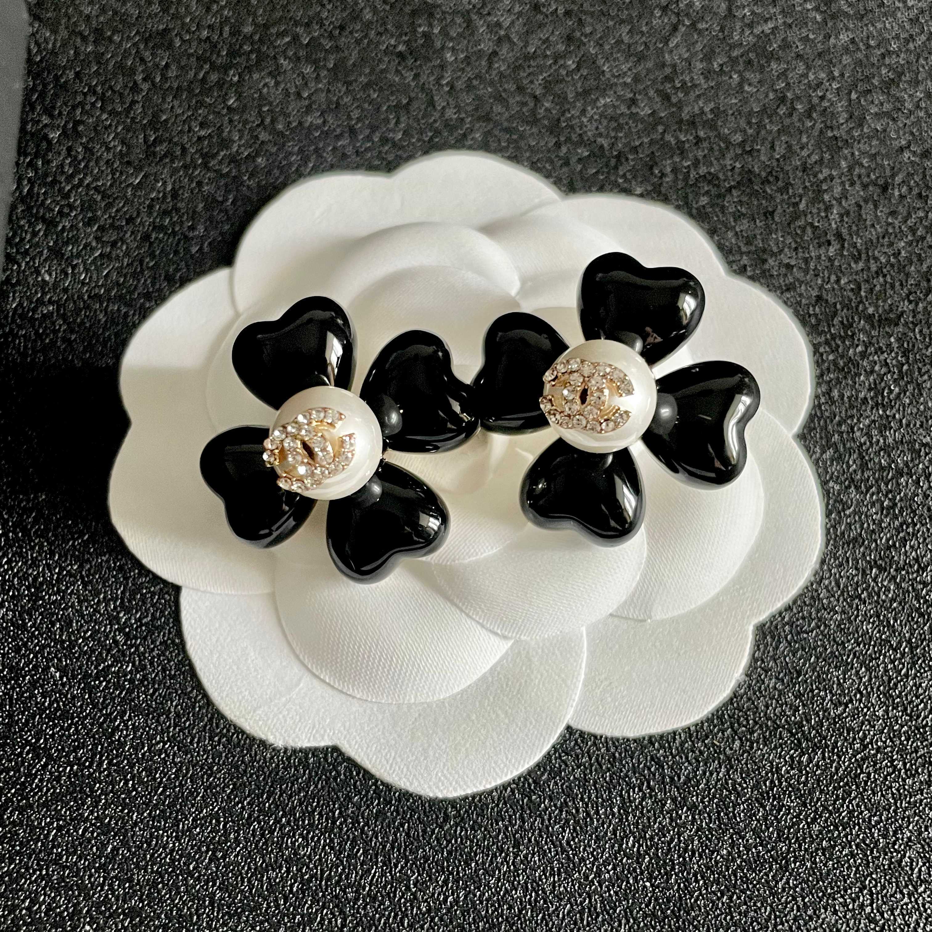 CHANEL 26S DOUBLE C CRYSTAL LOGO BLACK ENAMEL FLOWER STUD EARRINGS IN GOLD METAL 629184