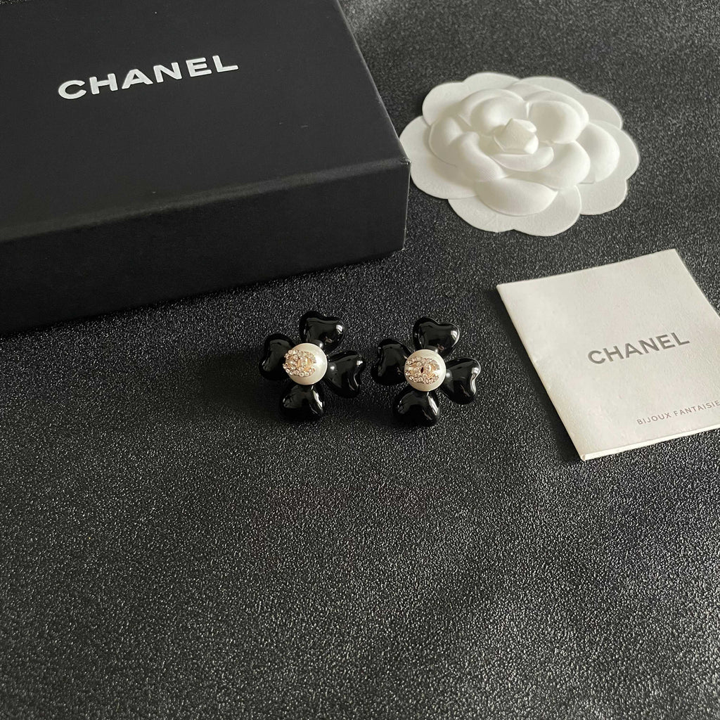 CHANEL 26S DOUBLE C CRYSTAL LOGO BLACK ENAMEL FLOWER STUD EARRINGS IN GOLD METAL 629184