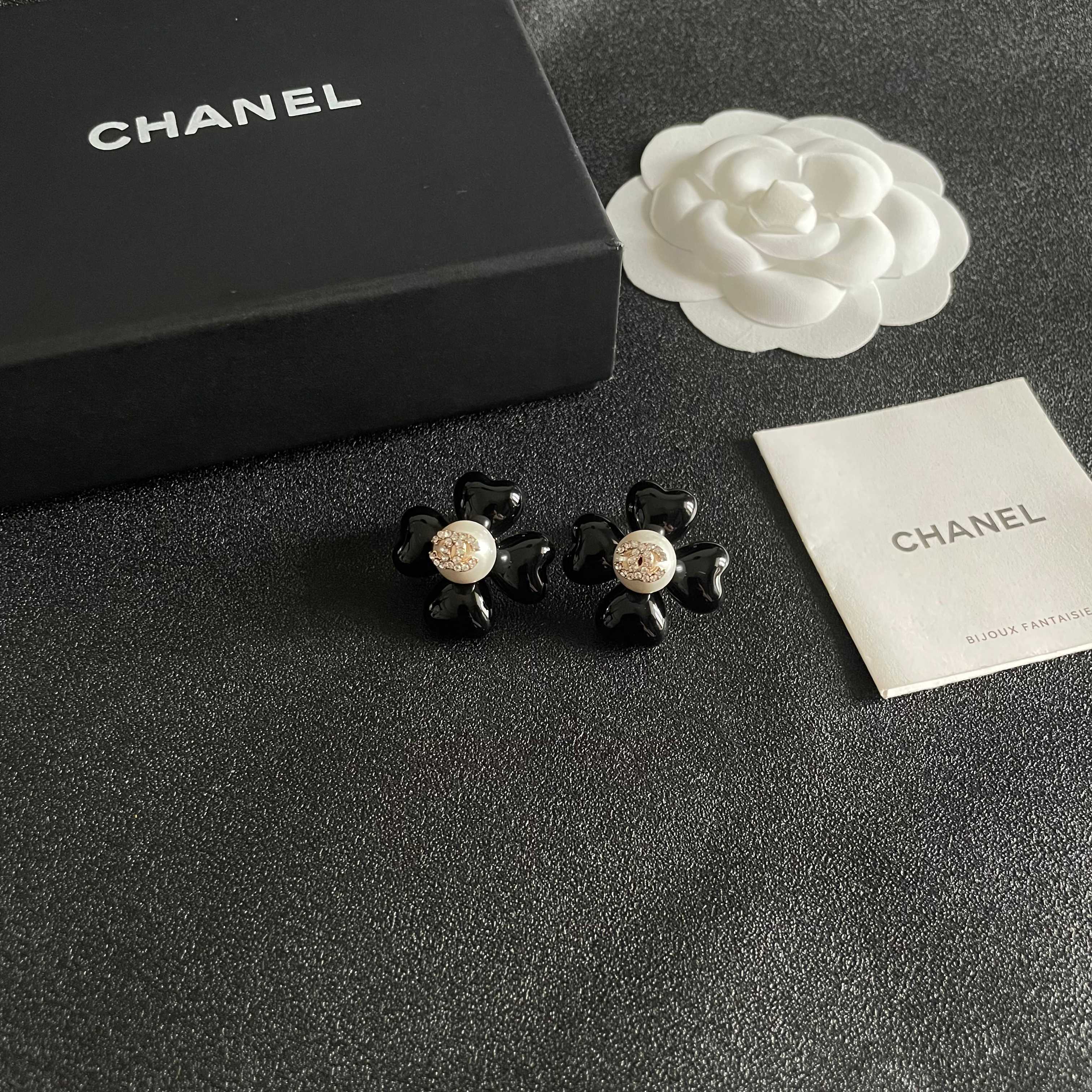 CHANEL 26S DOUBLE C CRYSTAL LOGO BLACK ENAMEL FLOWER STUD EARRINGS IN GOLD METAL 629184