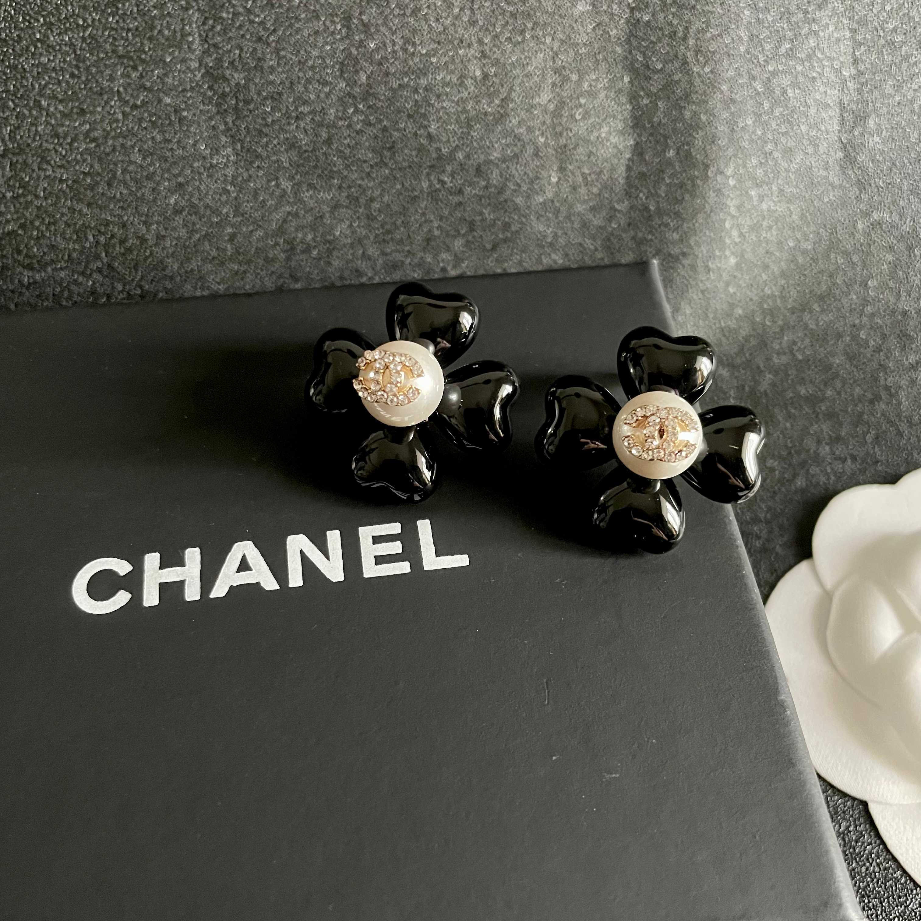 CHANEL 26S DOUBLE C CRYSTAL LOGO BLACK ENAMEL FLOWER STUD EARRINGS IN GOLD METAL 629184