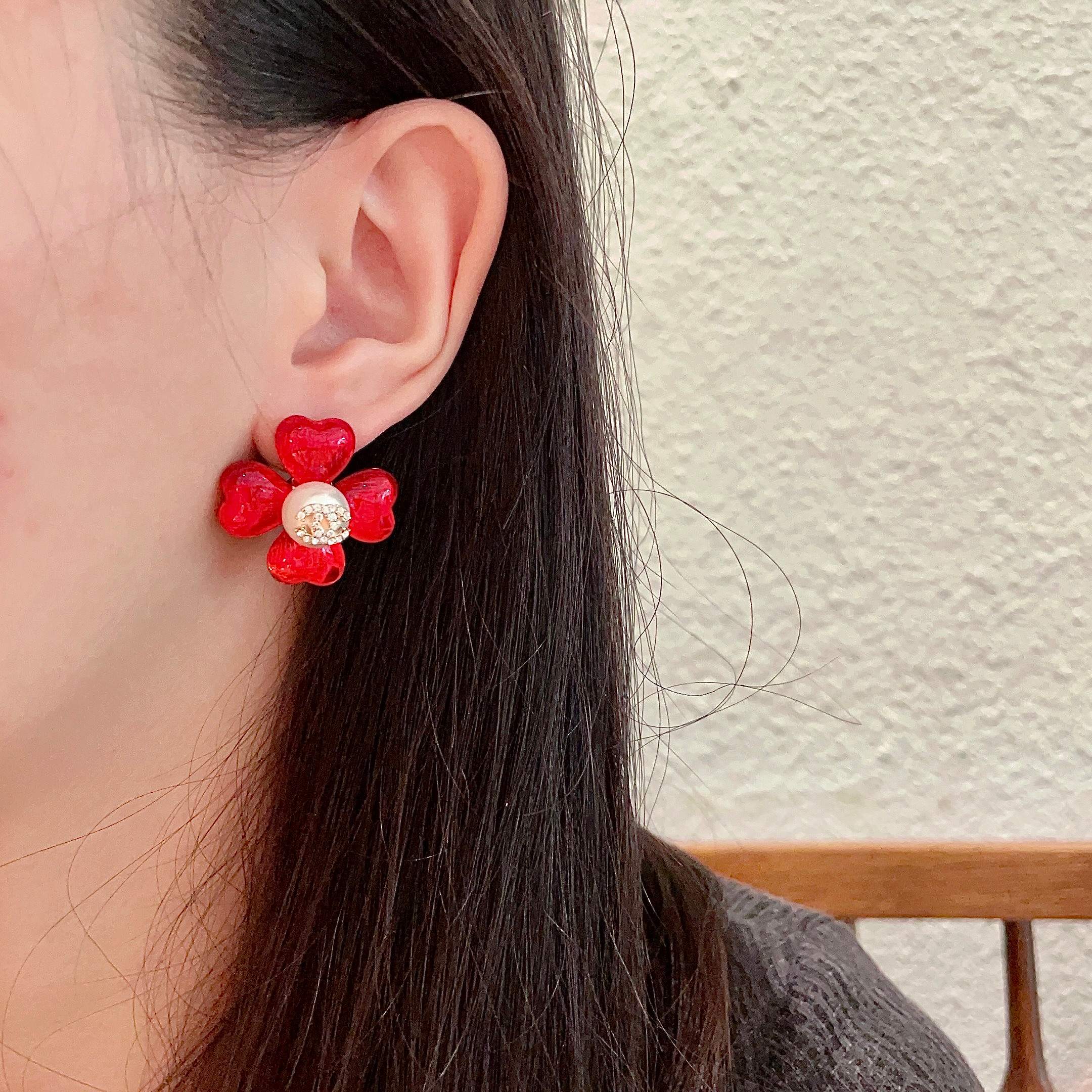 CHANEL 26S DOUBLE C CRYSTAL LOGO RED ENAMEL FLOWER STUD EARRINGS IN GOLD METAL 629185