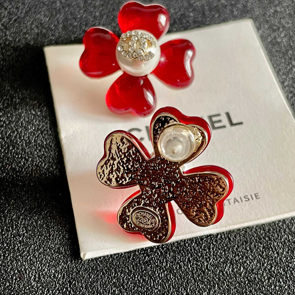 CHANEL 26S DOUBLE C CRYSTAL LOGO RED ENAMEL FLOWER STUD EARRINGS IN GOLD METAL 629185