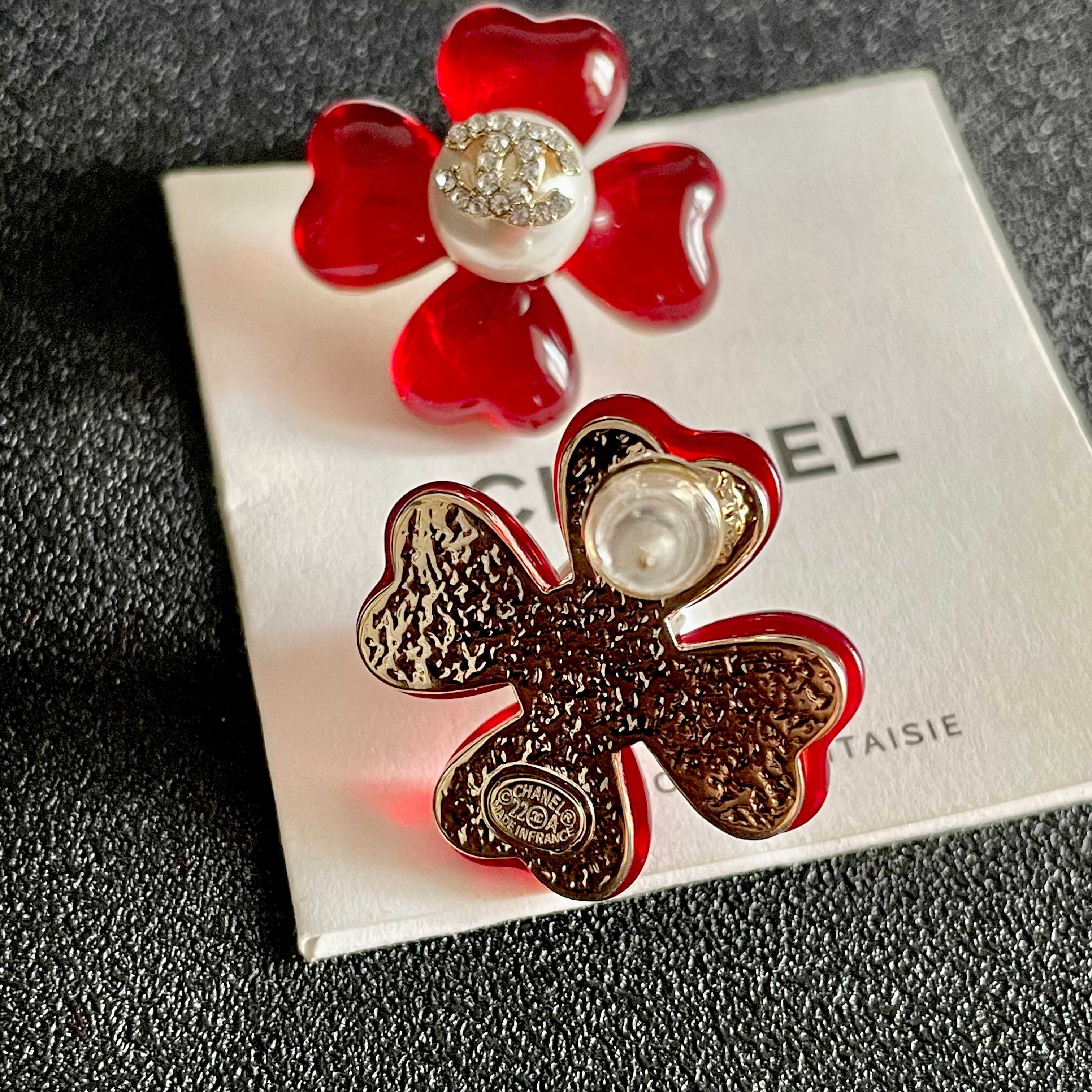 CHANEL 26S DOUBLE C CRYSTAL LOGO RED ENAMEL FLOWER STUD EARRINGS IN GOLD METAL 629185