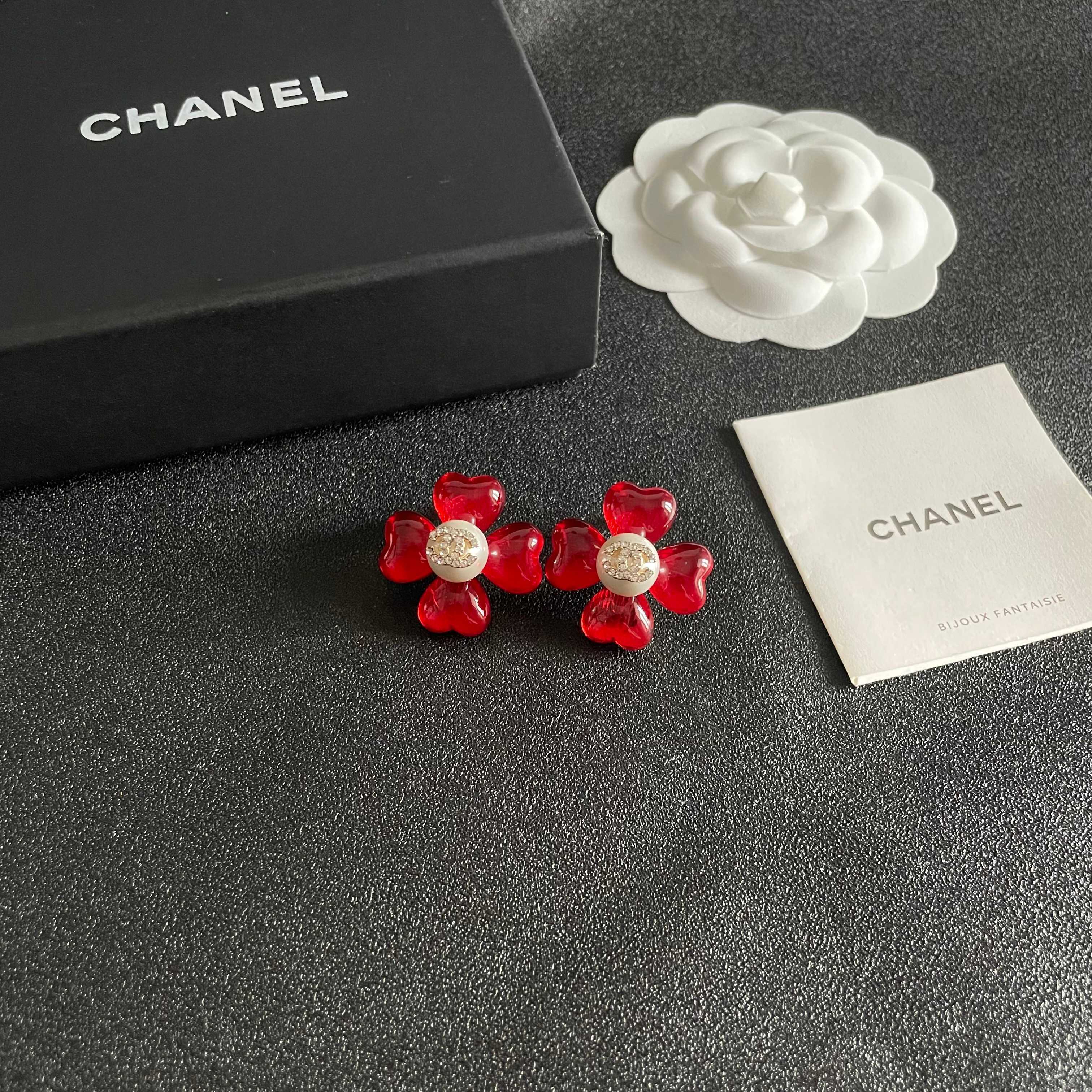 CHANEL 26S DOUBLE C CRYSTAL LOGO RED ENAMEL FLOWER STUD EARRINGS IN GOLD METAL 629185