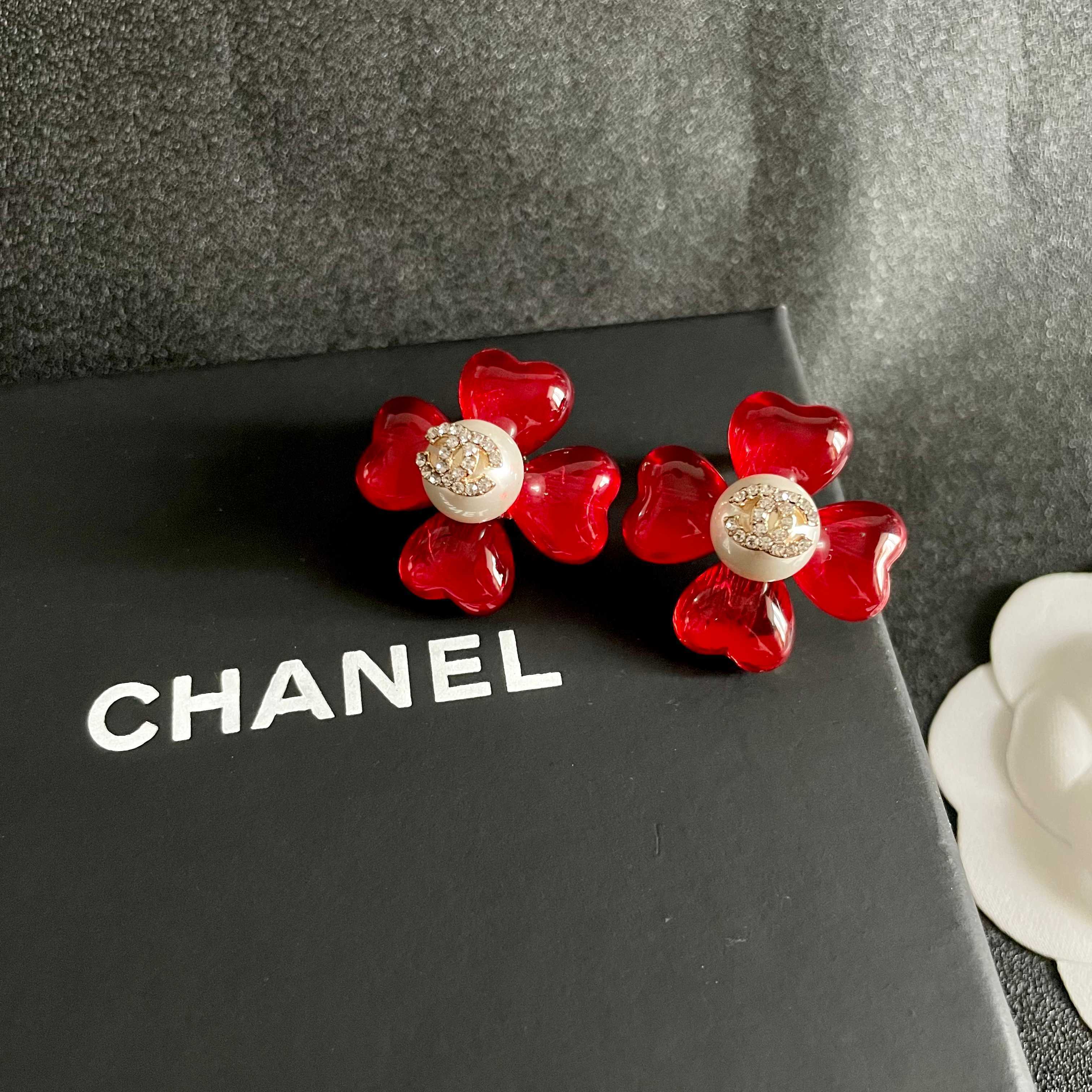 CHANEL 26S DOUBLE C CRYSTAL LOGO RED ENAMEL FLOWER STUD EARRINGS IN GOLD METAL 629185