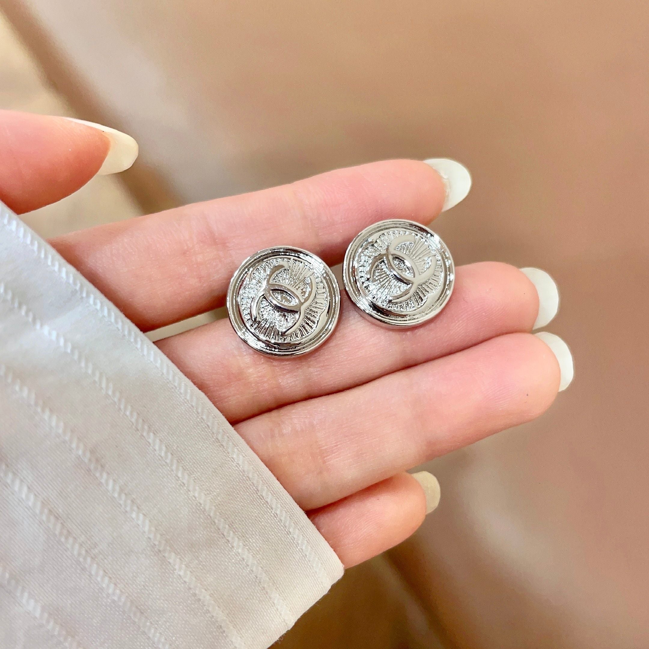 CHANEL 26S DOUBLE C LOGO ENGRAVED ROUND STUD EARRINGS IN SILVER METAL 629190