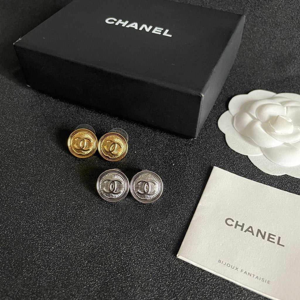 CHANEL 26S DOUBLE C LOGO ENGRAVED ROUND STUD EARRINGS IN SILVER METAL 629190