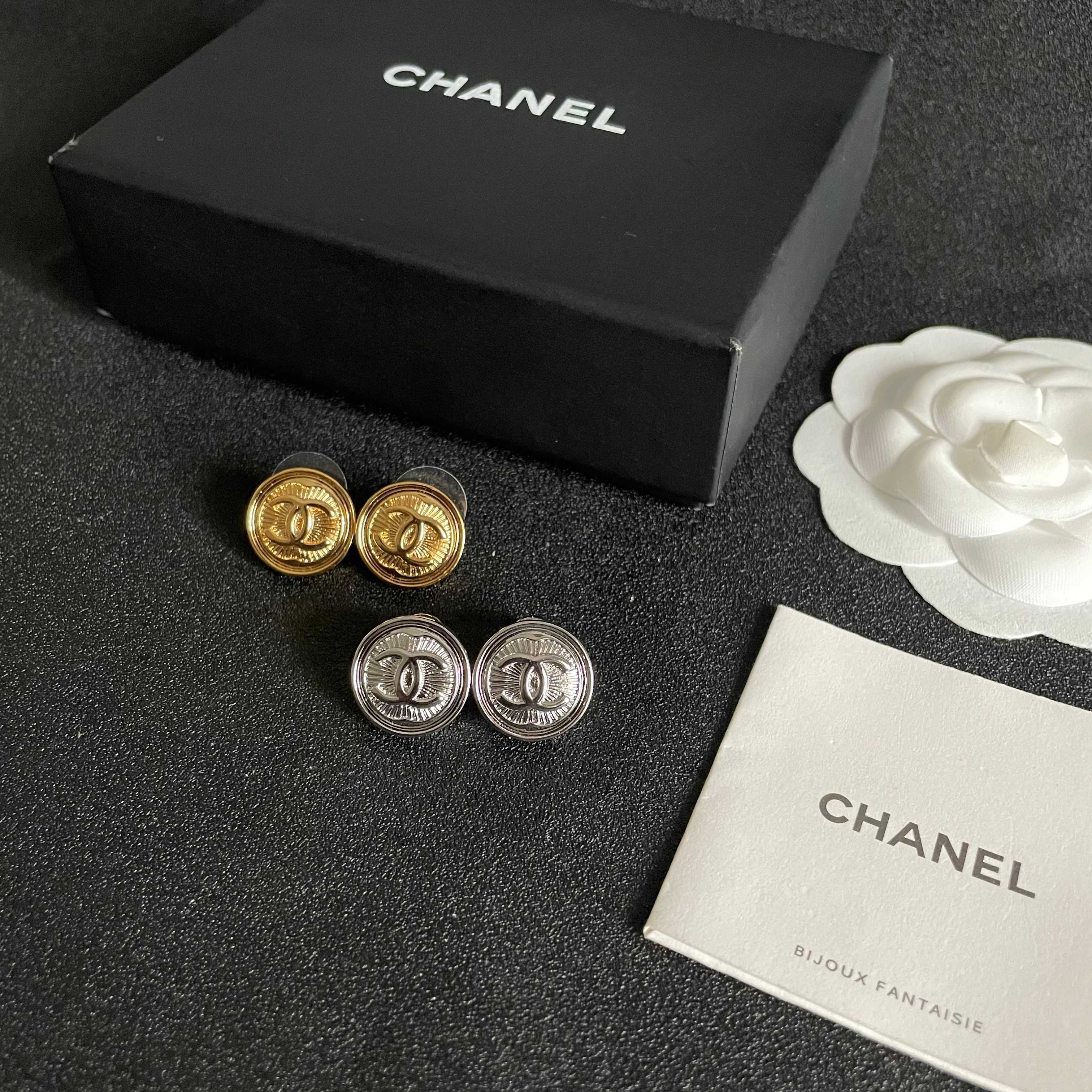 CHANEL 26S DOUBLE C LOGO ENGRAVED ROUND STUD EARRINGS IN SILVER METAL 629190