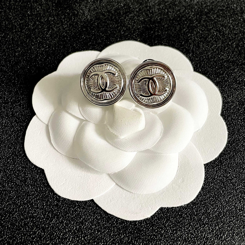 CHANEL 26S DOUBLE C LOGO ENGRAVED ROUND STUD EARRINGS IN SILVER METAL 629190
