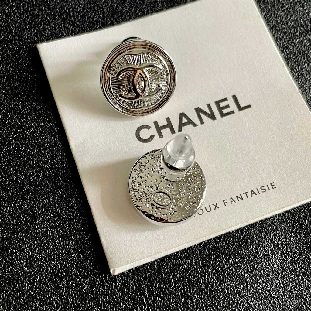CHANEL 26S DOUBLE C LOGO ENGRAVED ROUND STUD EARRINGS IN SILVER METAL 629190