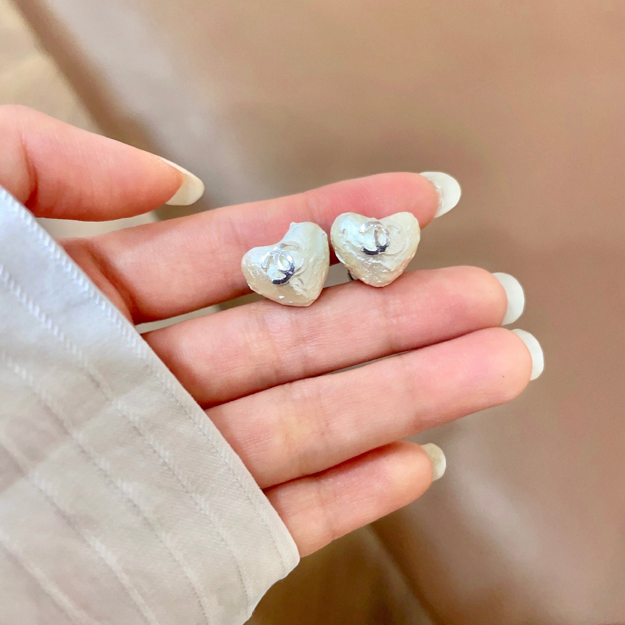 CHANEL 26S TEXTURED HEART CC LOGO STUD EARRINGS IN GOLD METAL 629191