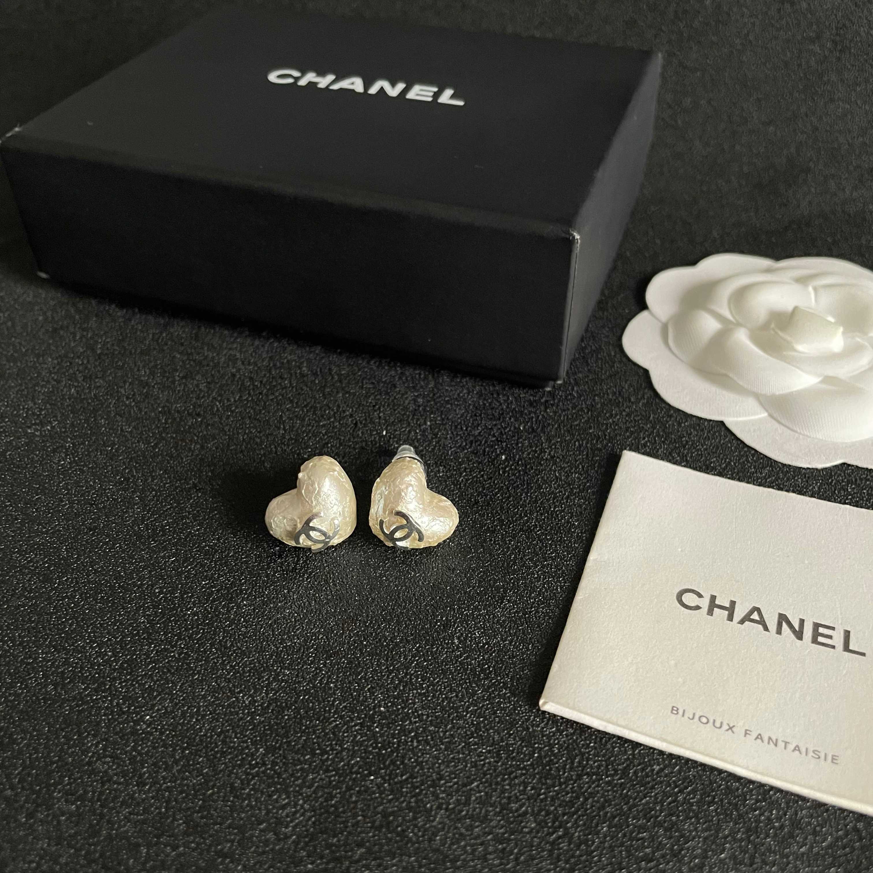 CHANEL 26S TEXTURED HEART CC LOGO STUD EARRINGS IN SILVER METAL 629192