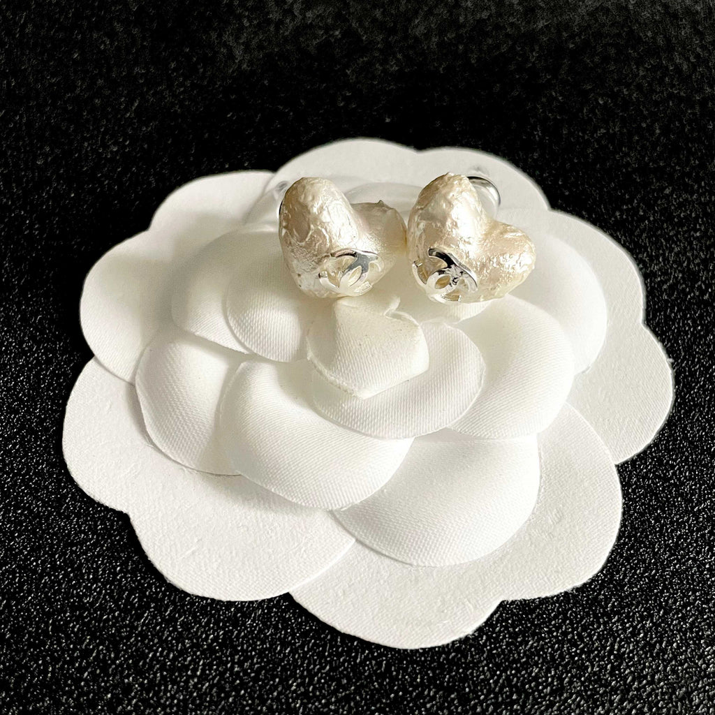 CHANEL 26S TEXTURED HEART CC LOGO STUD EARRINGS IN GOLD METAL 629191