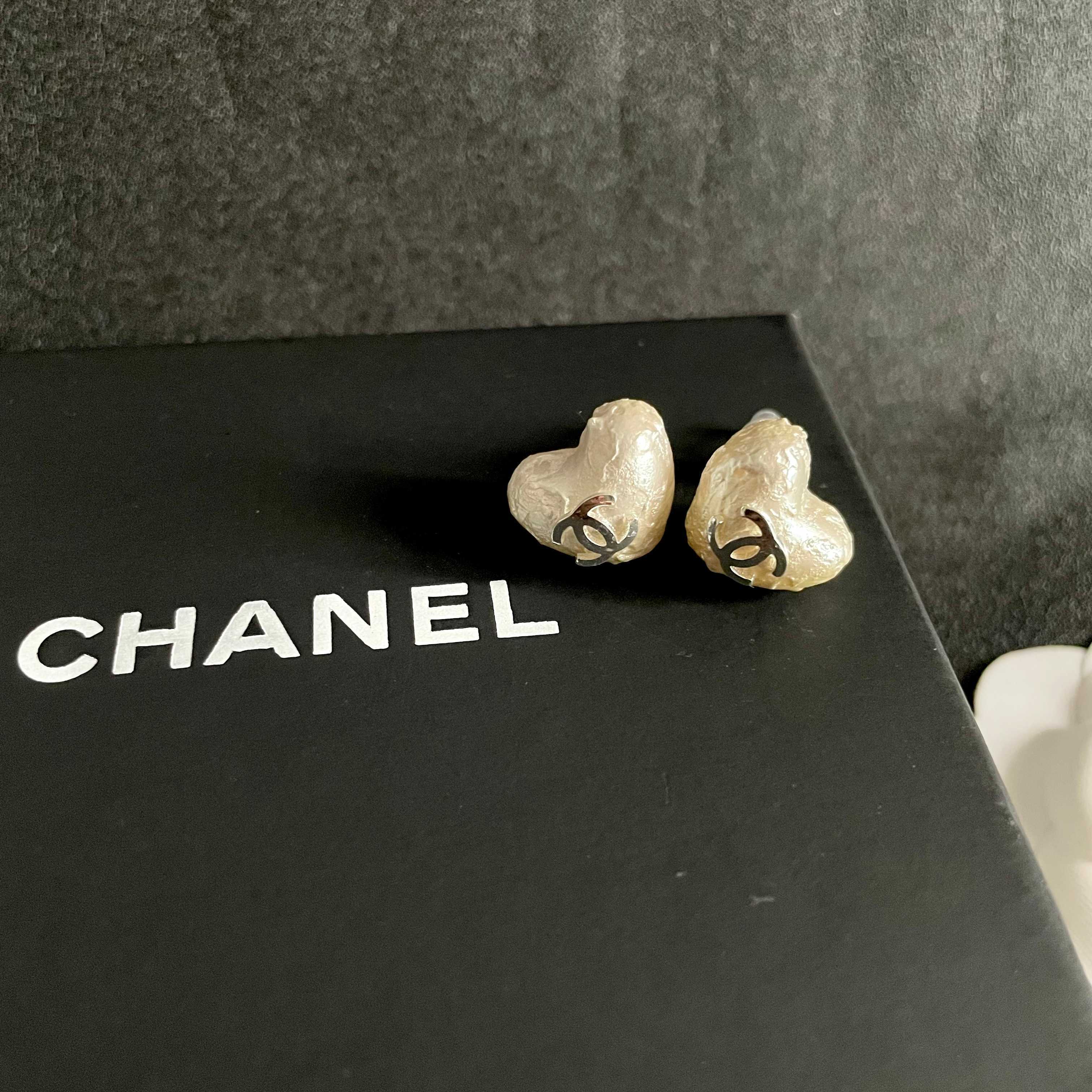 CHANEL 26S TEXTURED HEART CC LOGO STUD EARRINGS IN SILVER METAL 629192