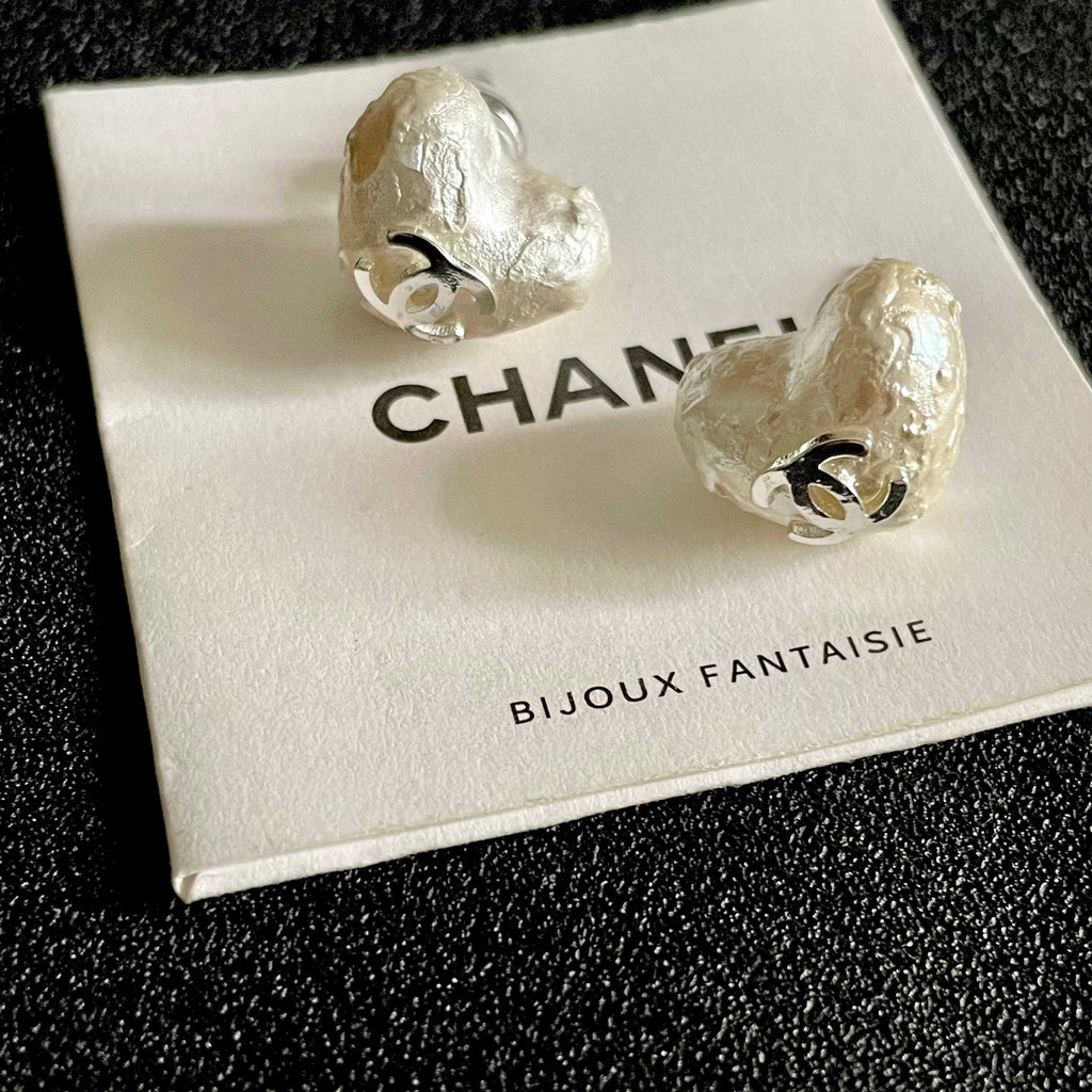 CHANEL 26S TEXTURED HEART CC LOGO STUD EARRINGS IN SILVER METAL 629192