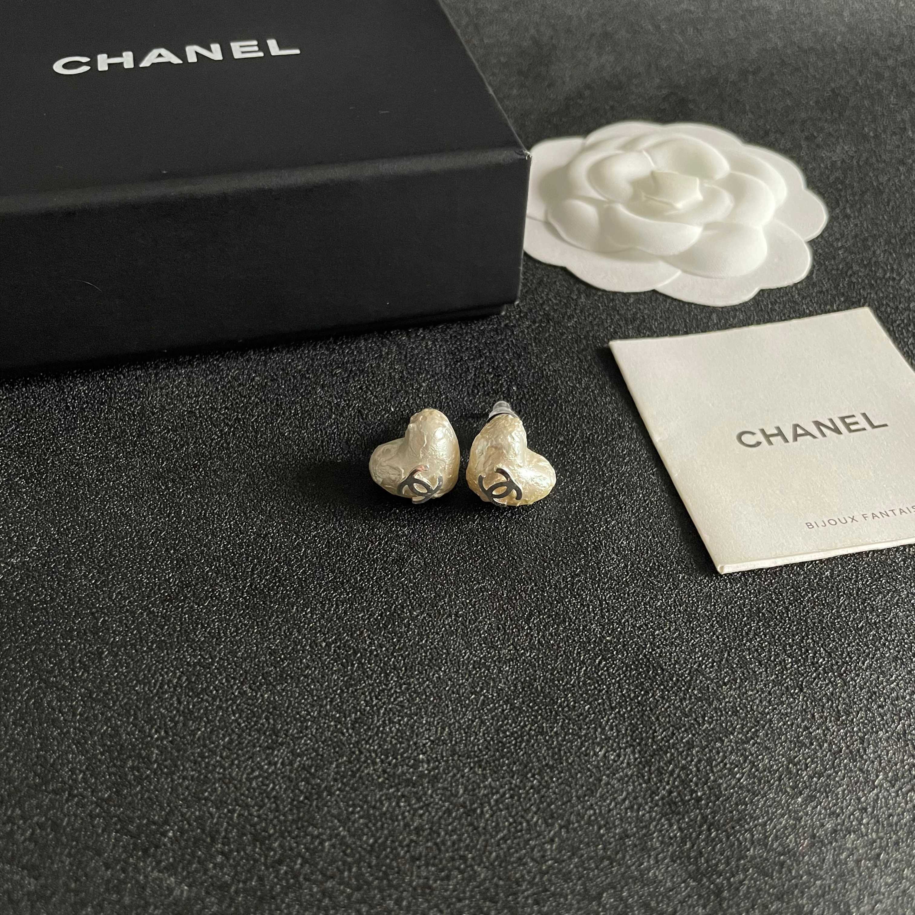 CHANEL 26S TEXTURED HEART CC LOGO STUD EARRINGS IN SILVER METAL 629192